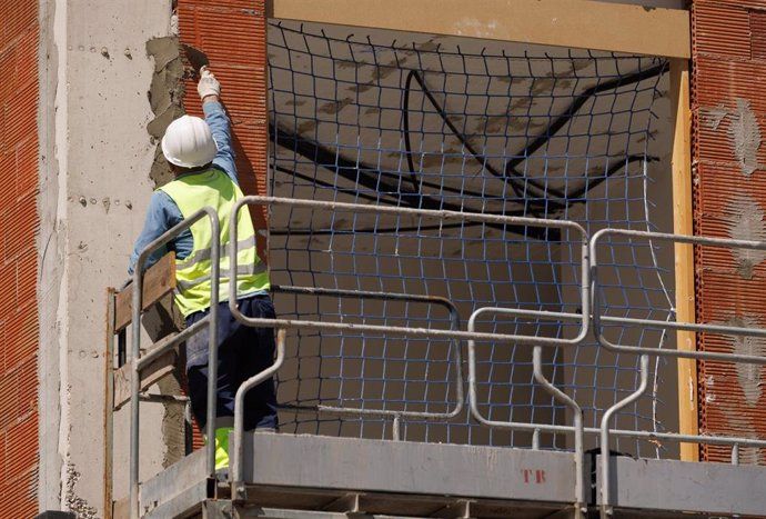  Un trabajador durante la construcción de una obra en una imagen de archivo. EUROPA PRESS