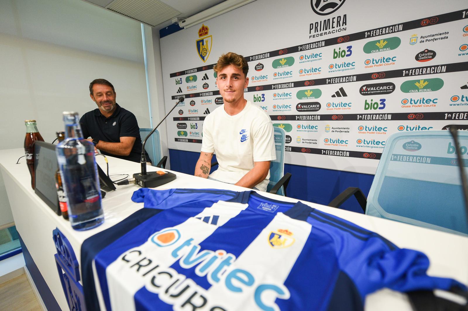 Yeray Cabanzón, junto a Sietes durante su presentación con la Ponferradina. | QUINITO