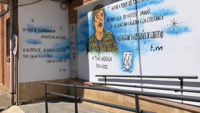 Mural situado en edificio de la biblioteca Mansilla, realizado por Laia Redondo a partir de un retrato que Lolo dedicó a Toño Morala. | L.N.C.