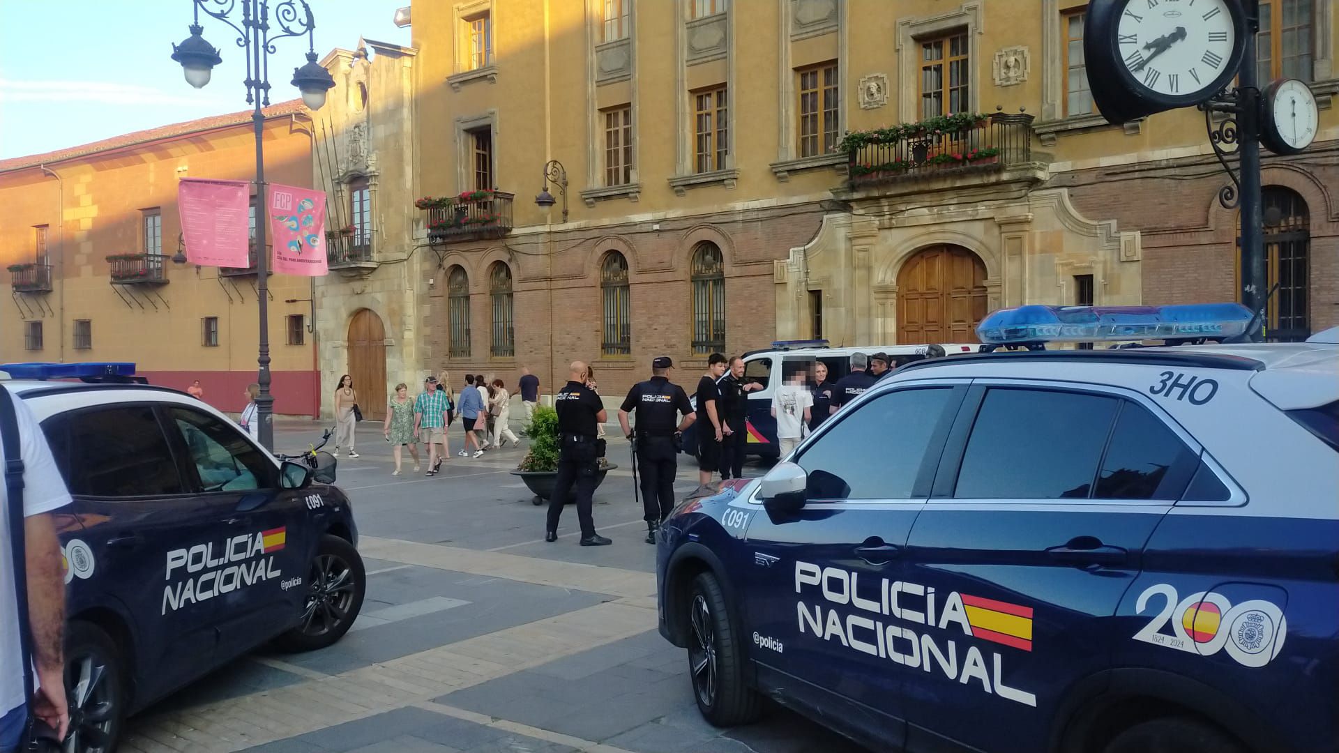 Susto en la plaza de la Catedral de León por un menor con una escopeta de juguete. | L.N.C.