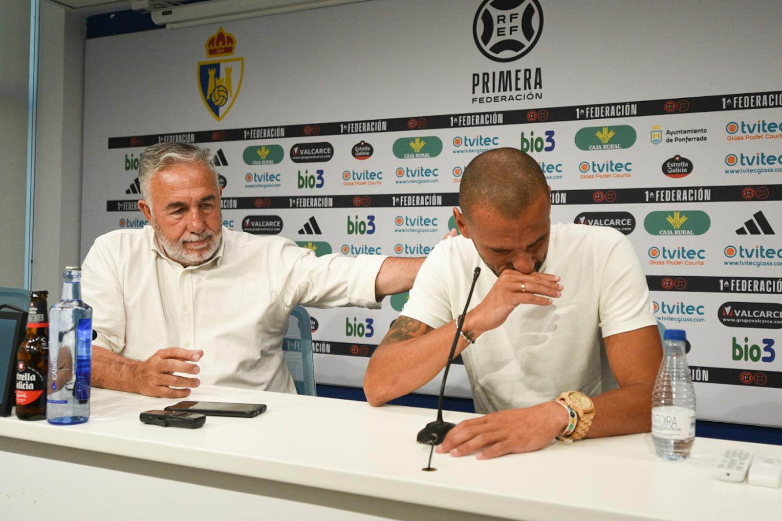 Yuri y José Fernández Nieto en la rueda de prensa de despedida del brasileño. | QUINITO