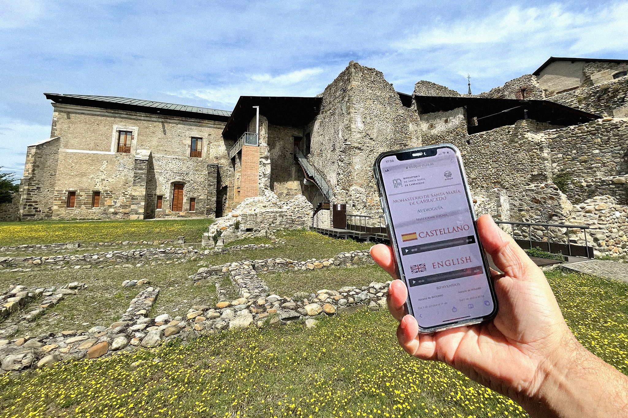 El sistema de audioguías viene a complementar la visita al monasterio.