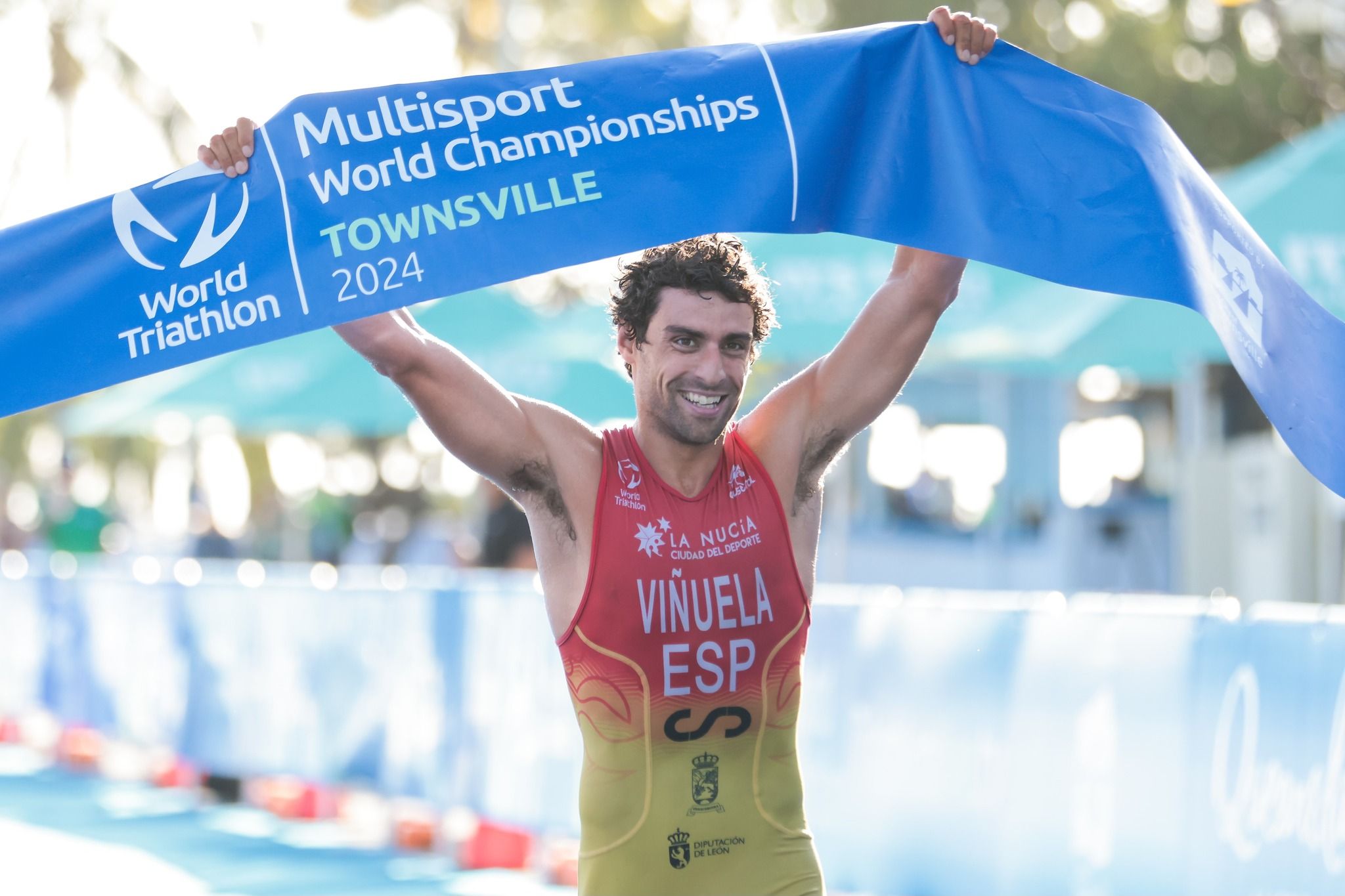 Kevin Viñuela se proclamó campeón del mundo de acuatlón. | WORLD TRIATHLON