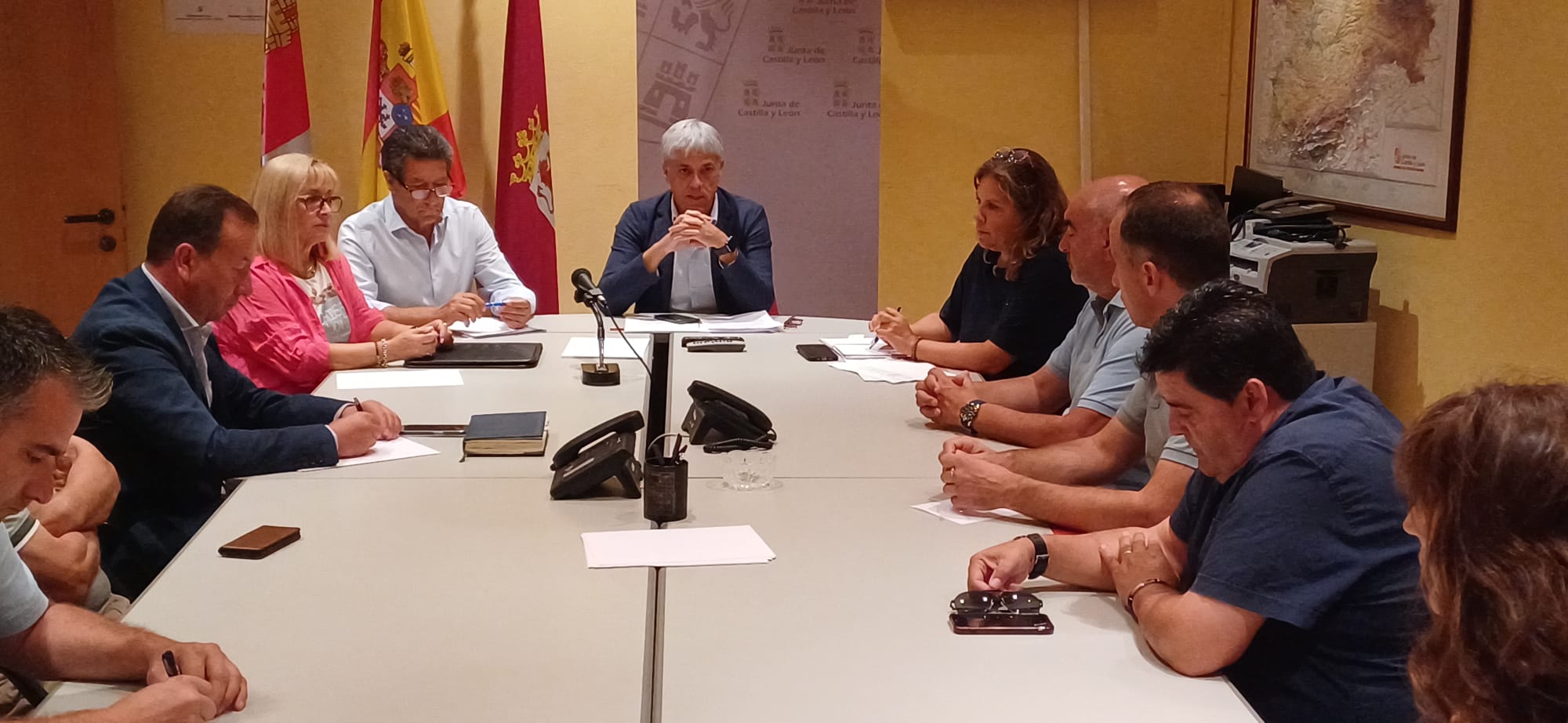 Reunión de este jueves de Eduardo Diego y Francisco Pérez Abruña con los representantes de los ayuntamiento de la Zona Básica de Salud de Santa María del Páramo. | L.N.C.