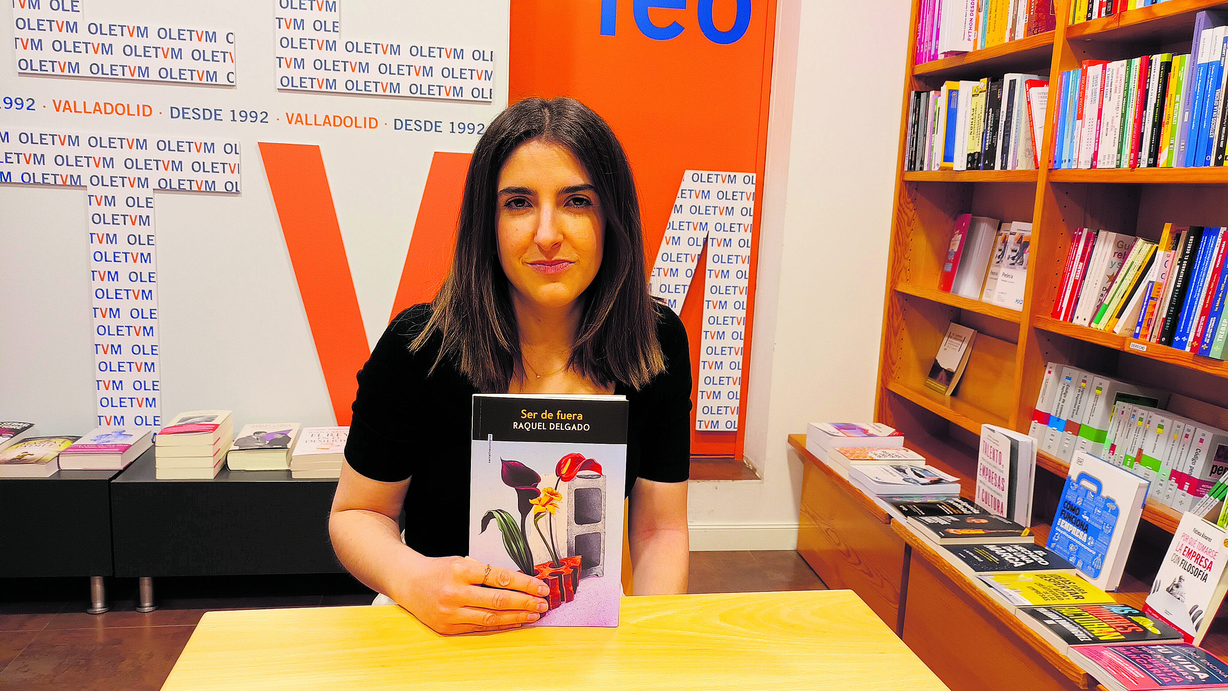 La escritora Raquel Delgado en una presentación de ‘Ser de fuera’.