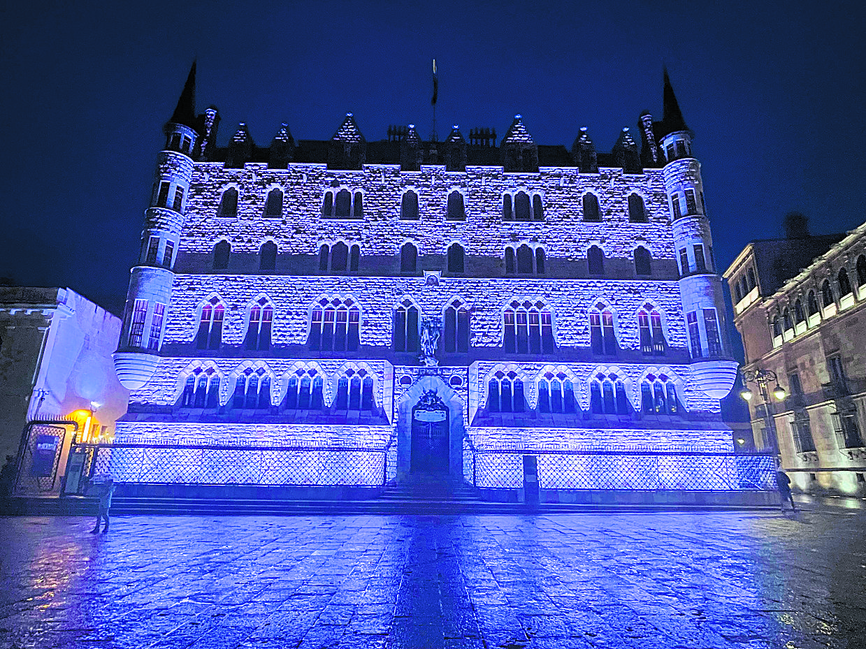 El emblemático edificio diseñado por Gaudí con iluminación nocturna. | ICAL