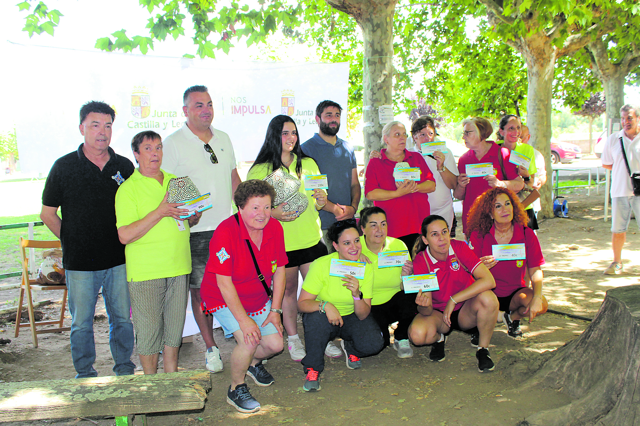 Las féminas posando con el alcalde de Carrizo y concejal de deportes. A. HURTADO