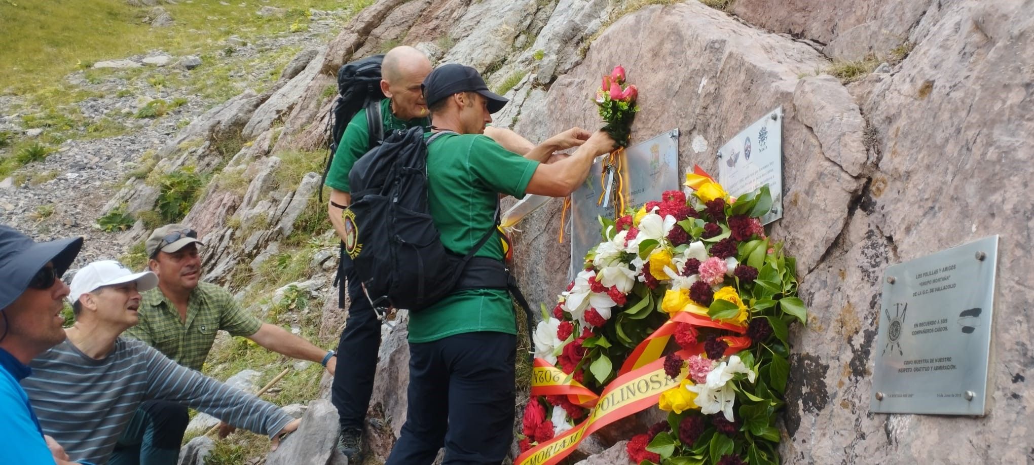 Se ha realizado una ofrenda floral en la falda del Pico La Polinosa. | L.N.C.