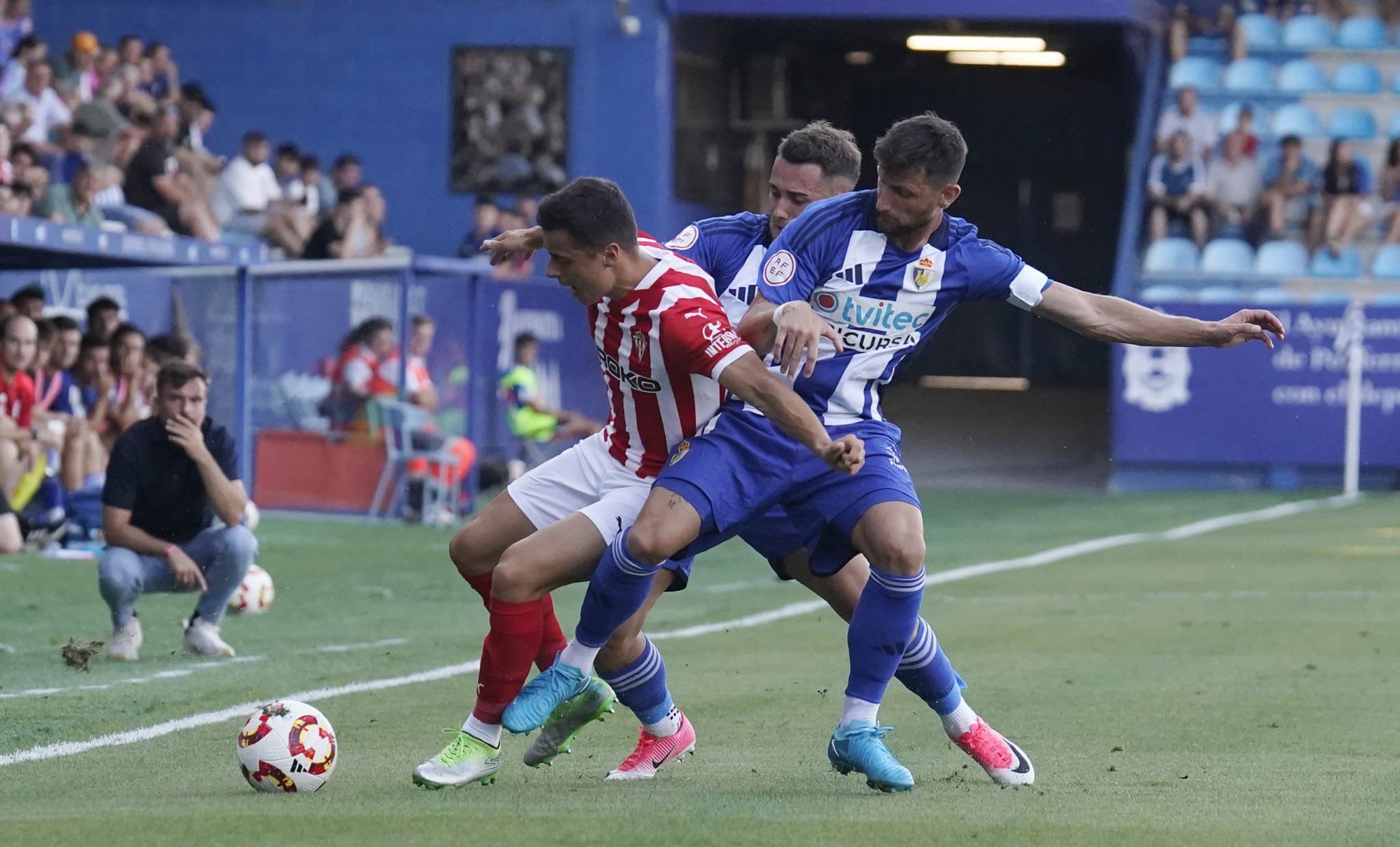 Un lance del choque de la Ponferradina frente alSporting en pretemporada.  SDP