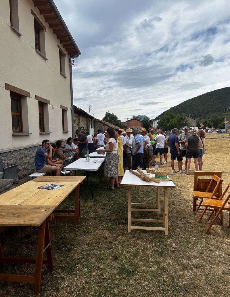 Una jornada de recreación de una vieja labor agrícola de la montaña oriental debe tener un remate apropiado, una comida de hermandad. | M.A. DÍEZ