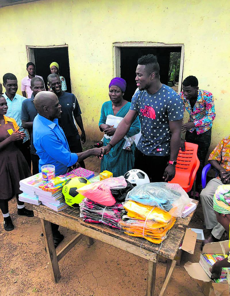 Rowand a su llegada a Ghana cargado de regalos. | L.N.C.