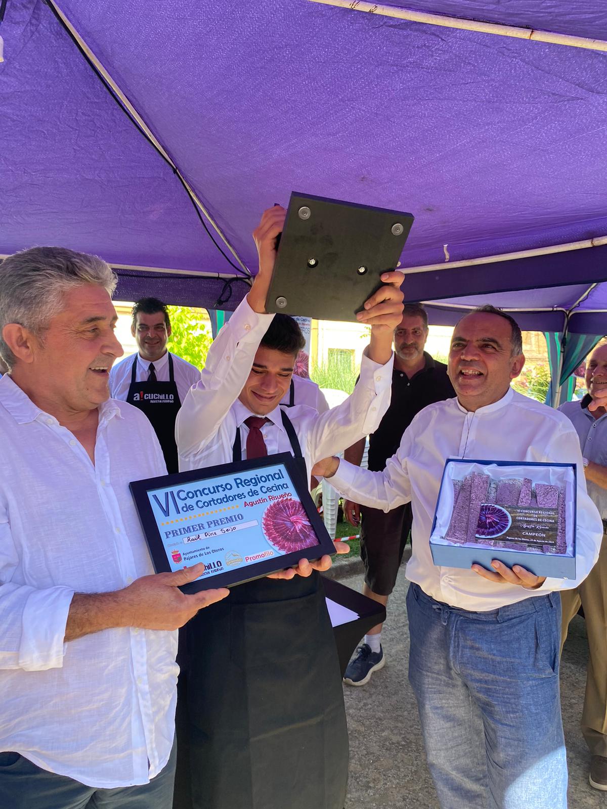 Raúl Píriz Seijo se ha llevado el primer premio en el concurso de cortadores de cecina. | L.N.C.