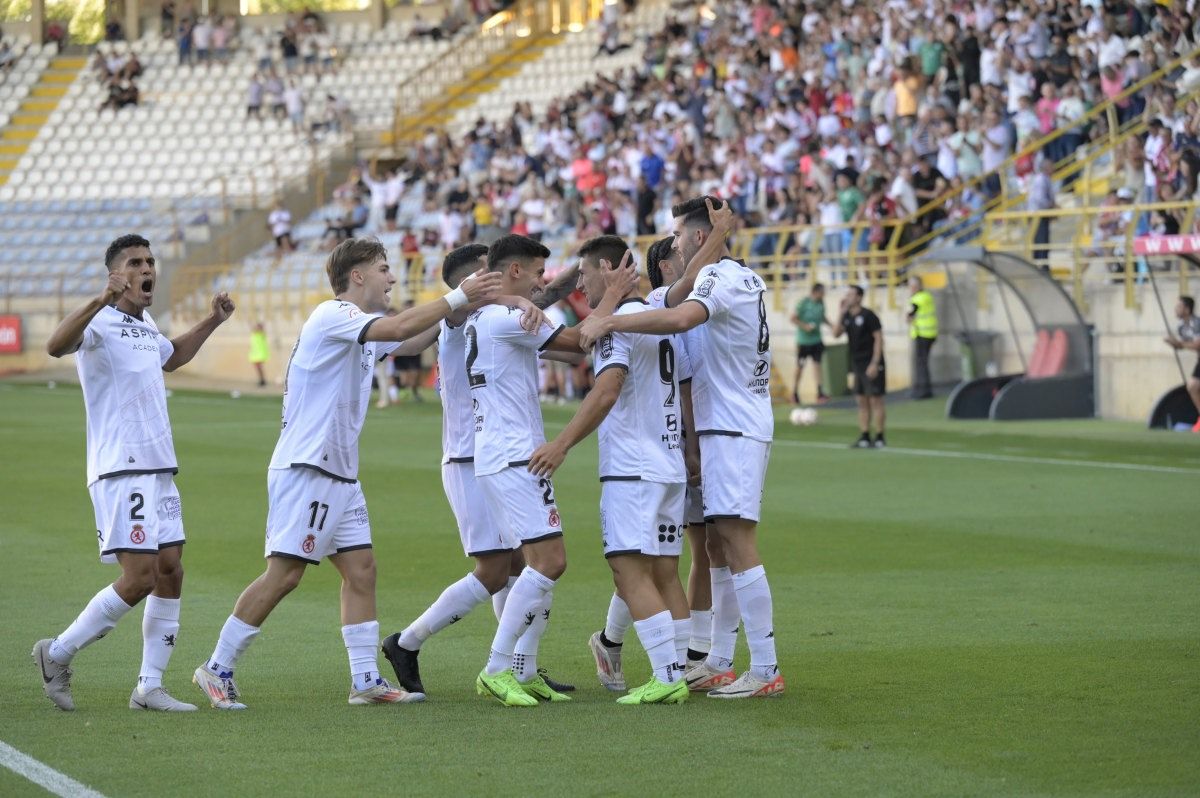 La Cultural celebra el gol frente al Lugo. | MAURICIO PEÑA