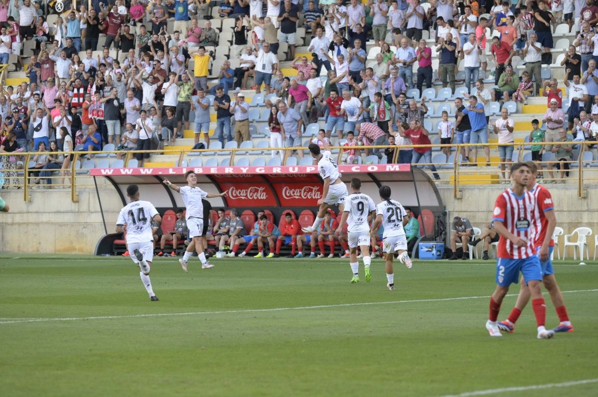 La Cultural celebra un gol frente al Lugo. | MAURICIO PEÑA