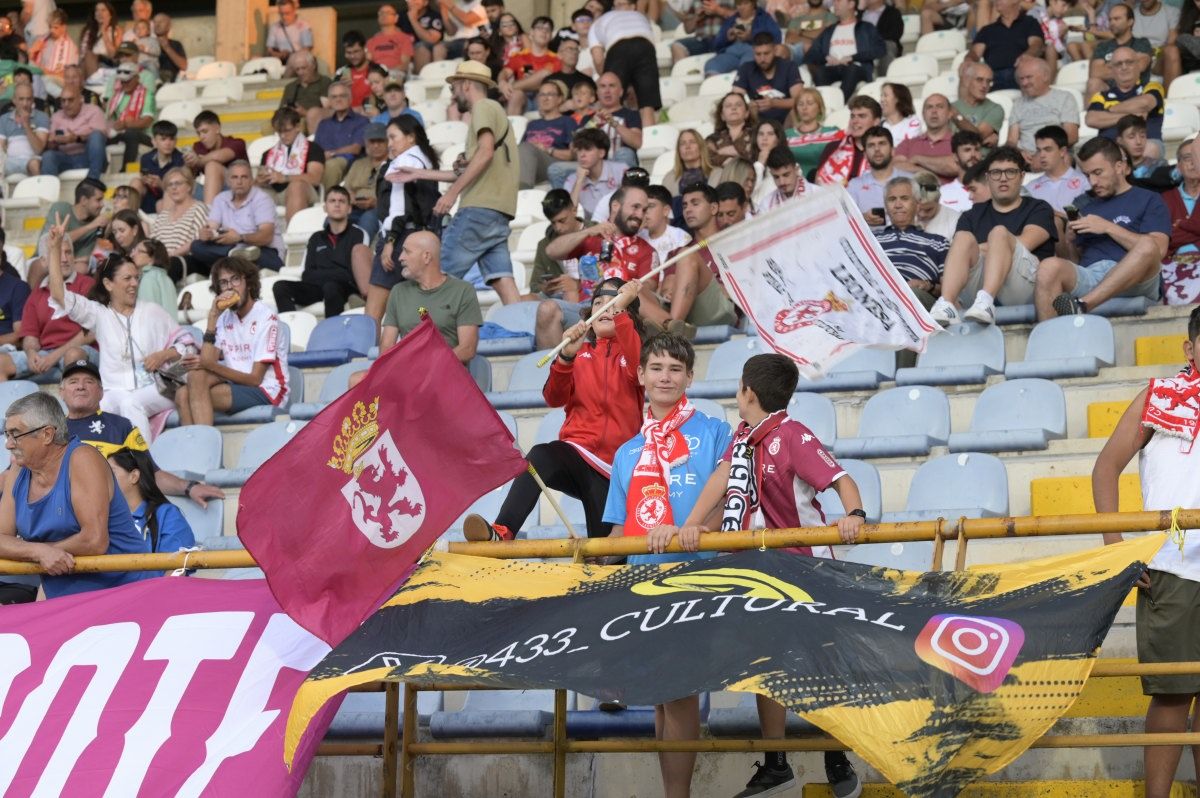 Imagen de jóvenes aficionados culturalistas frente al Lugo. | MAURICIO PEÑA