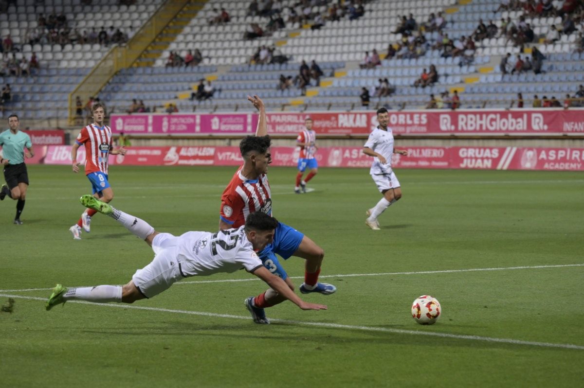 Pibe es derribado ante el Lugo. | MAURICIO PEÑA