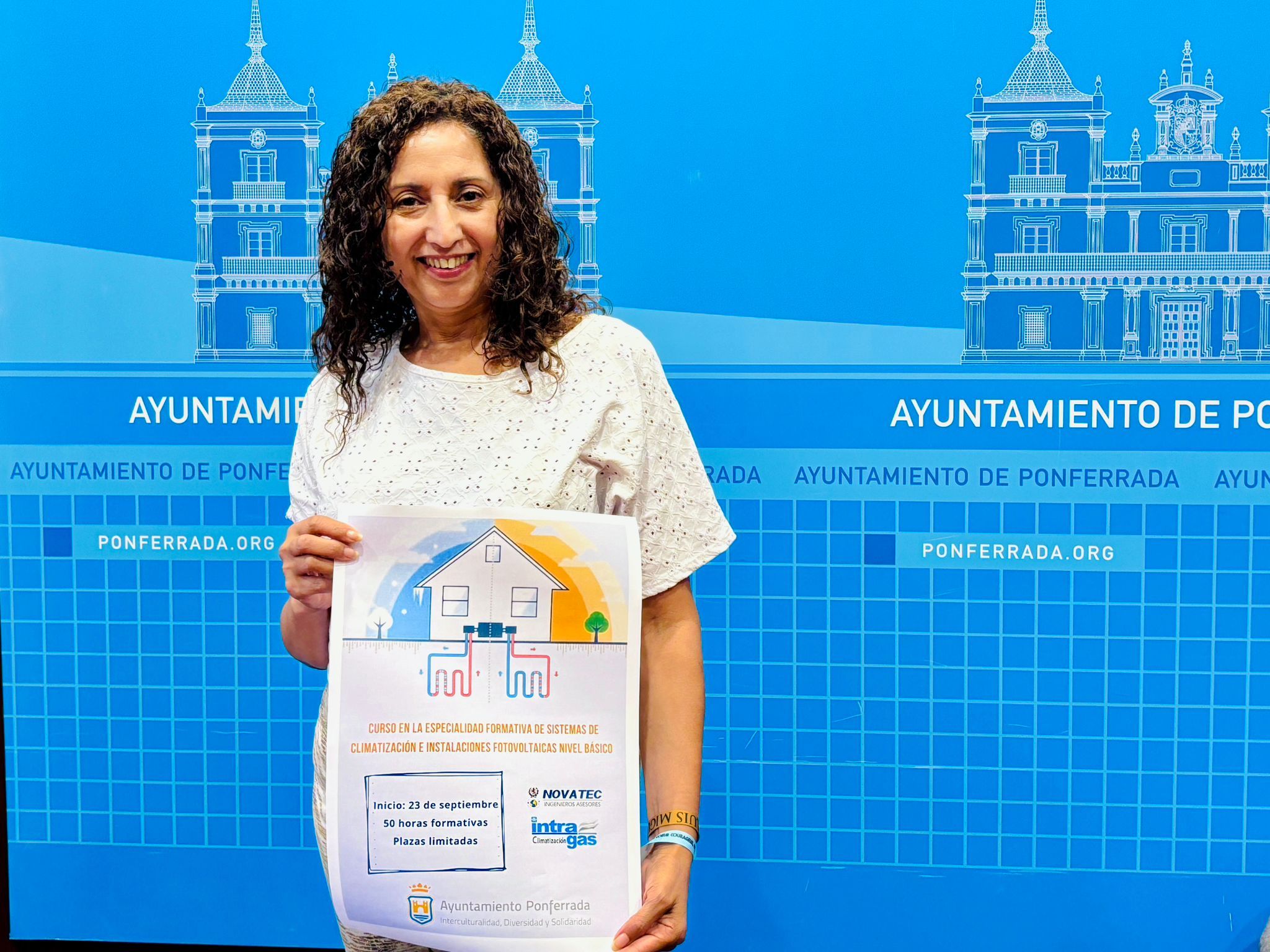 La concejala Ivelisse Martínez presentando el curso.