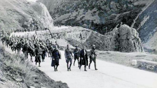 Las viejas imágenes de la guerra civil en la montaña central son la base para la recreación. | AYTO. VILLAMANÍN