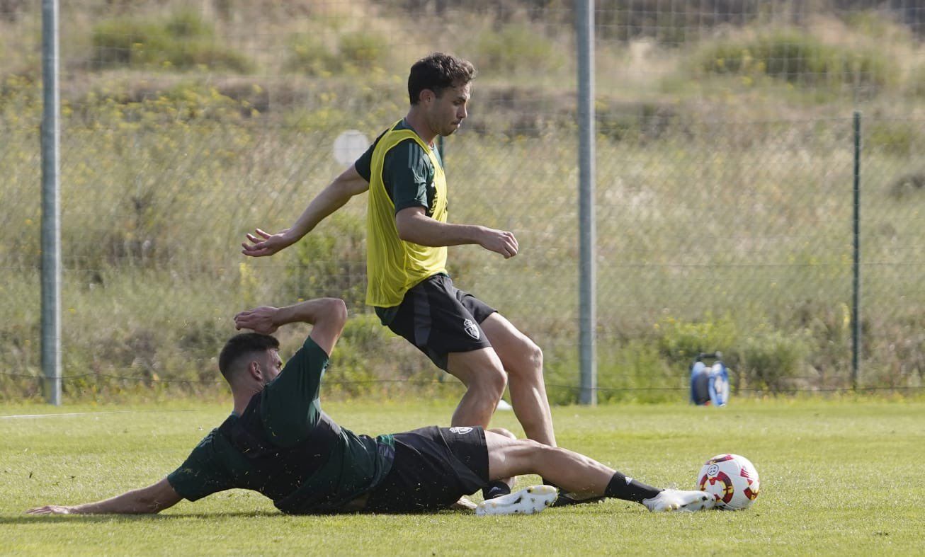 Nacho Castillo da un pase en un entrenamiento. | SDP