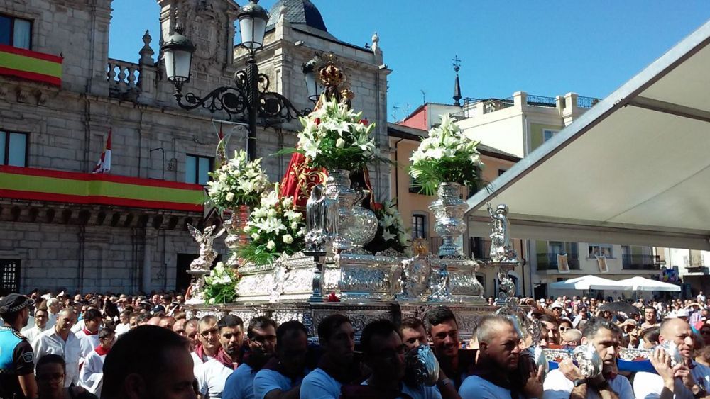 Imagen de archivo de una ofrenda a la Virgen de la Encina, con la plaza del Ayuntamiento de Ponferrada, donde se celebran los actos, abarrotada. | D.M.