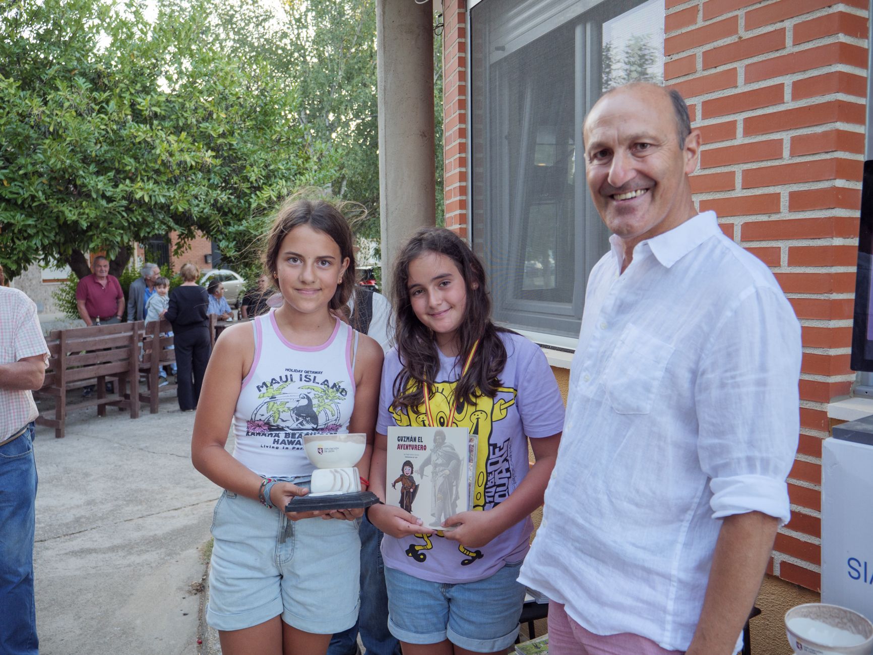 Entrega del primer premio de categoría infantil a Cristina García. | VICENTE GARCÍA