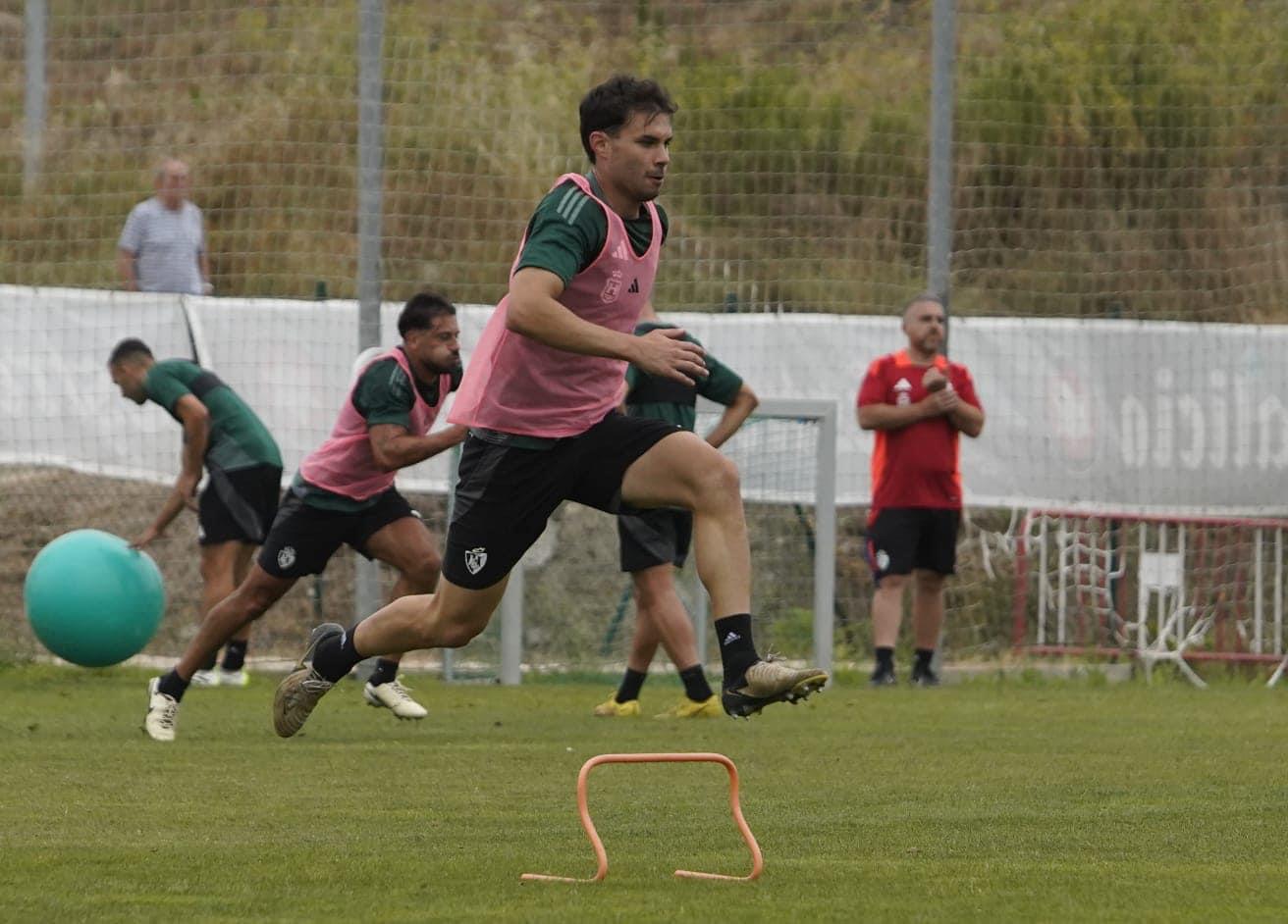 Nacho se ejercita durante un entrenamiento con la Ponferradina. | SDP