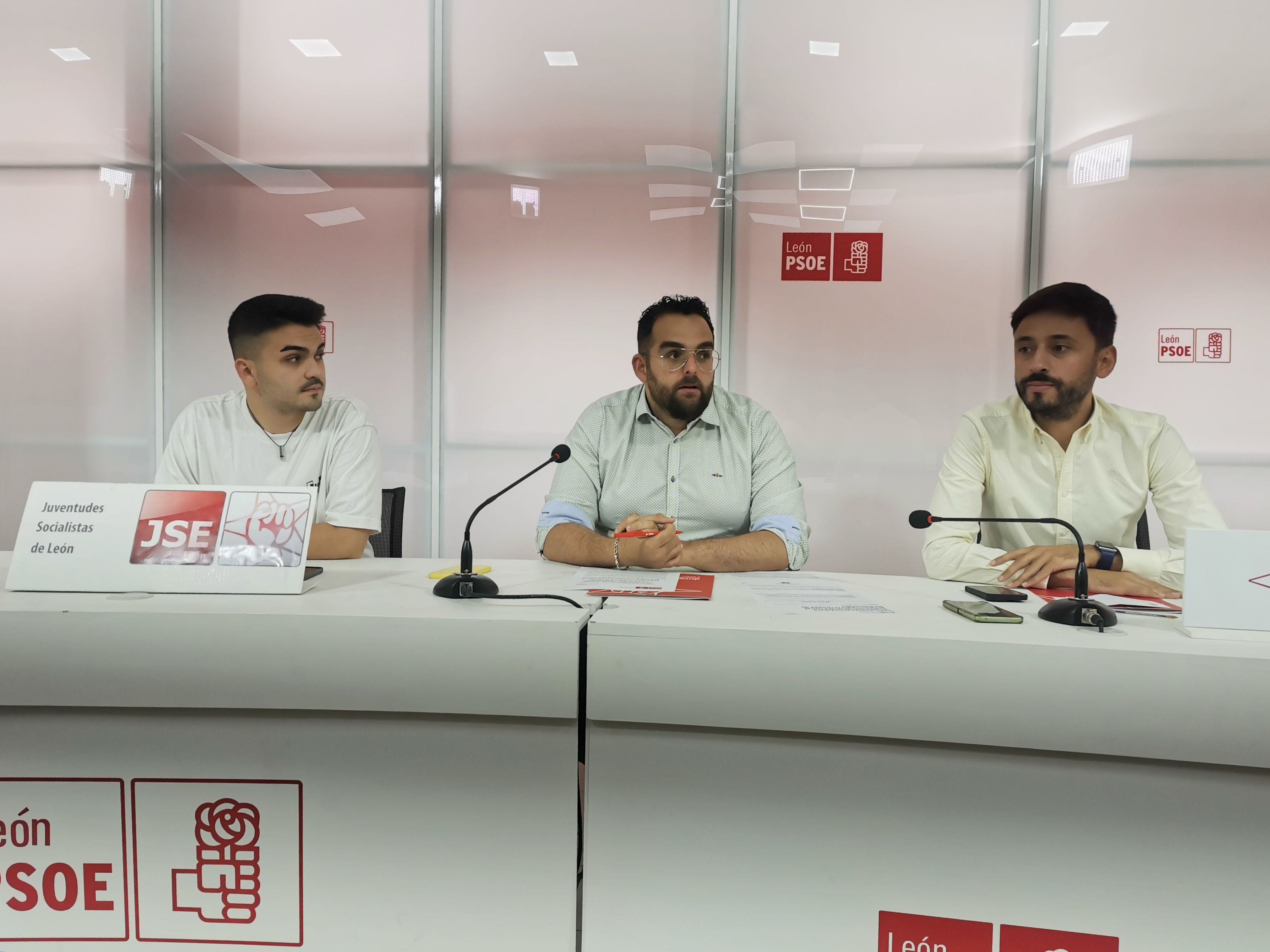 Rueda de prensa en la sede del PSOE en León. | L.N.C.