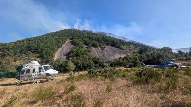 Helicópteros con el fuego de fondo. | BRIF TABUYO