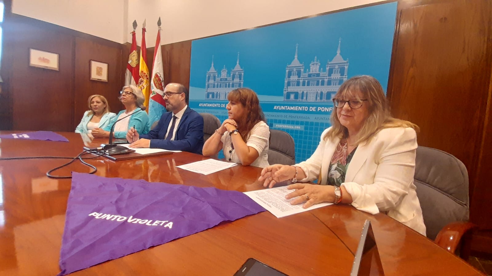 El alcalde colindado por agrupaciones feministas dando a conocer la puesta en marcha de los Puntos Violeta. | MAR IGLESIAS