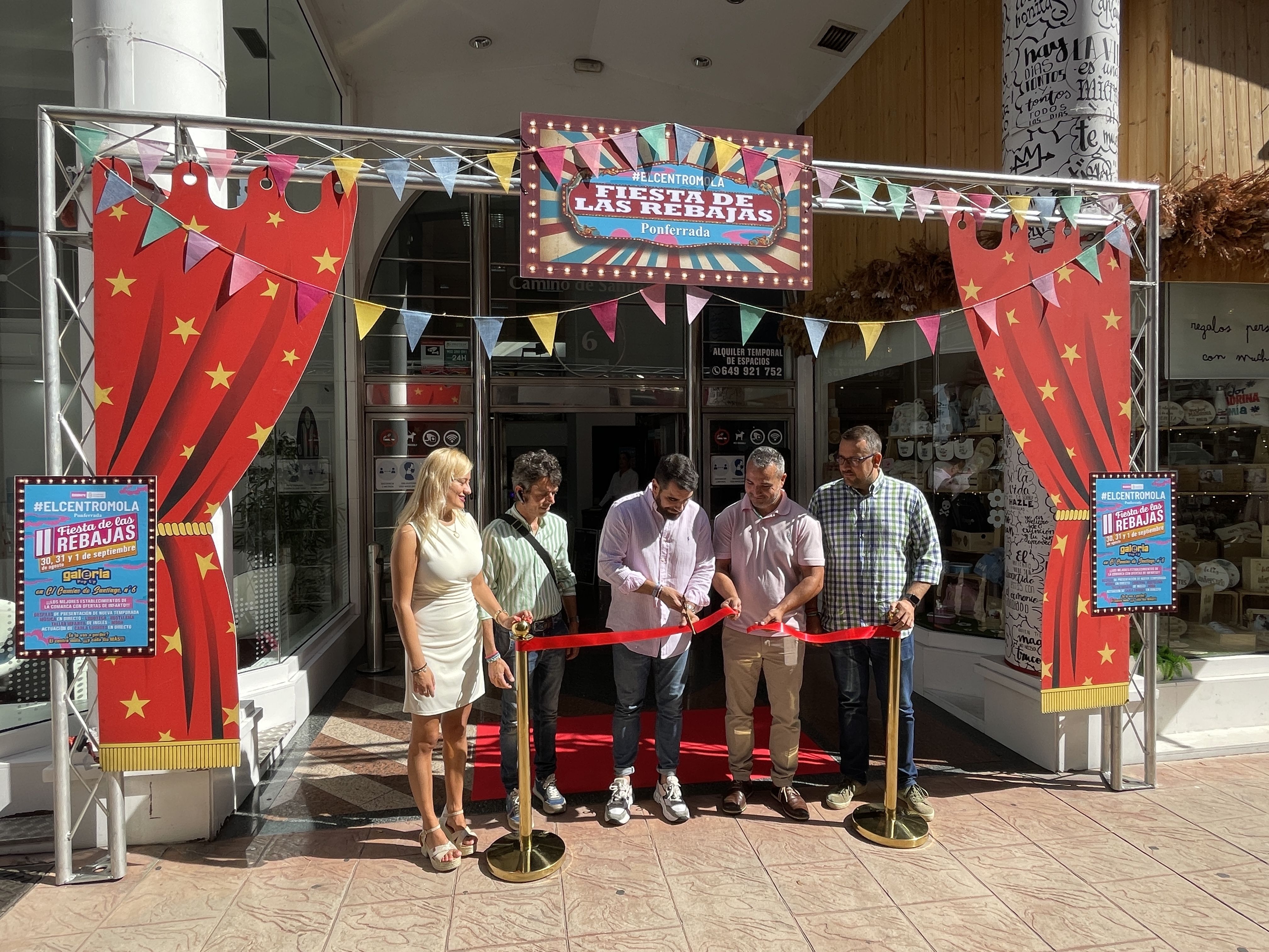 Inauguración de la II Feria de las Rebajas de El Centro Mola. | JAVIER FERNÁNDEZ