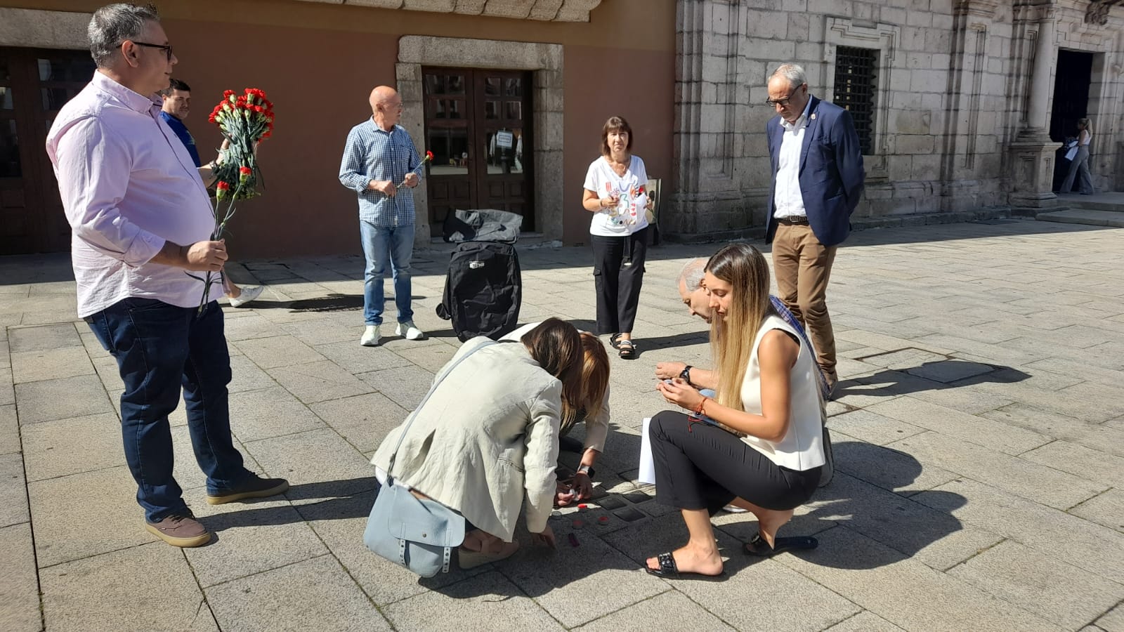 Homenaje a las puertas del Ayuntamiento realizado por el PSOE en solitario. | MAR IGLESIAS