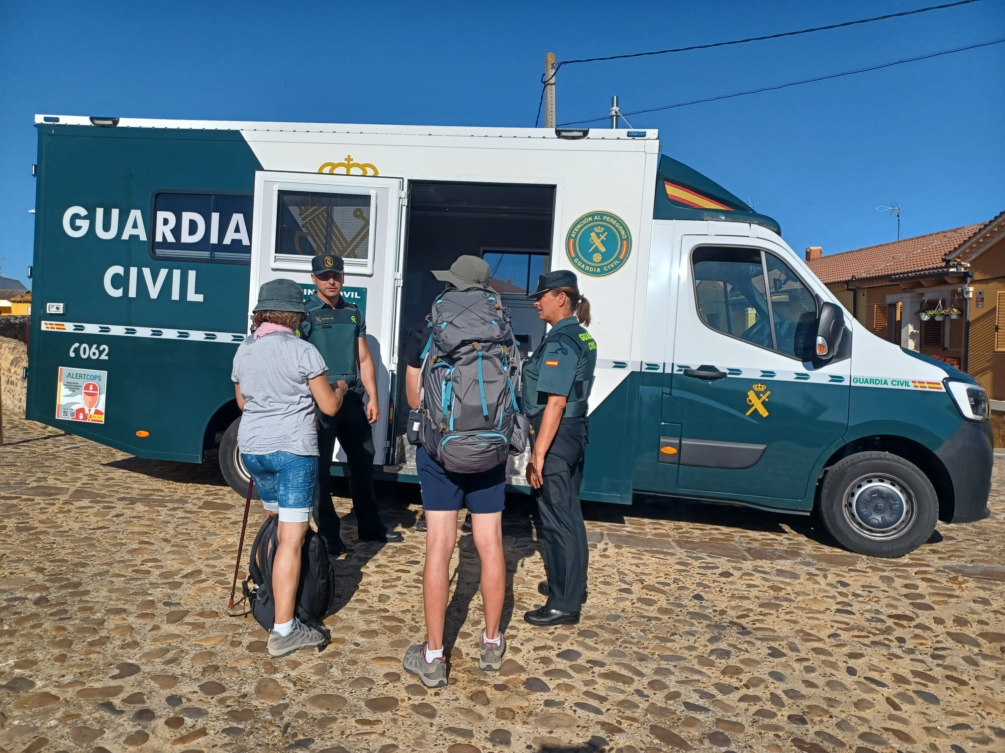 Los agentes localizaron a la peregrina perdida. 