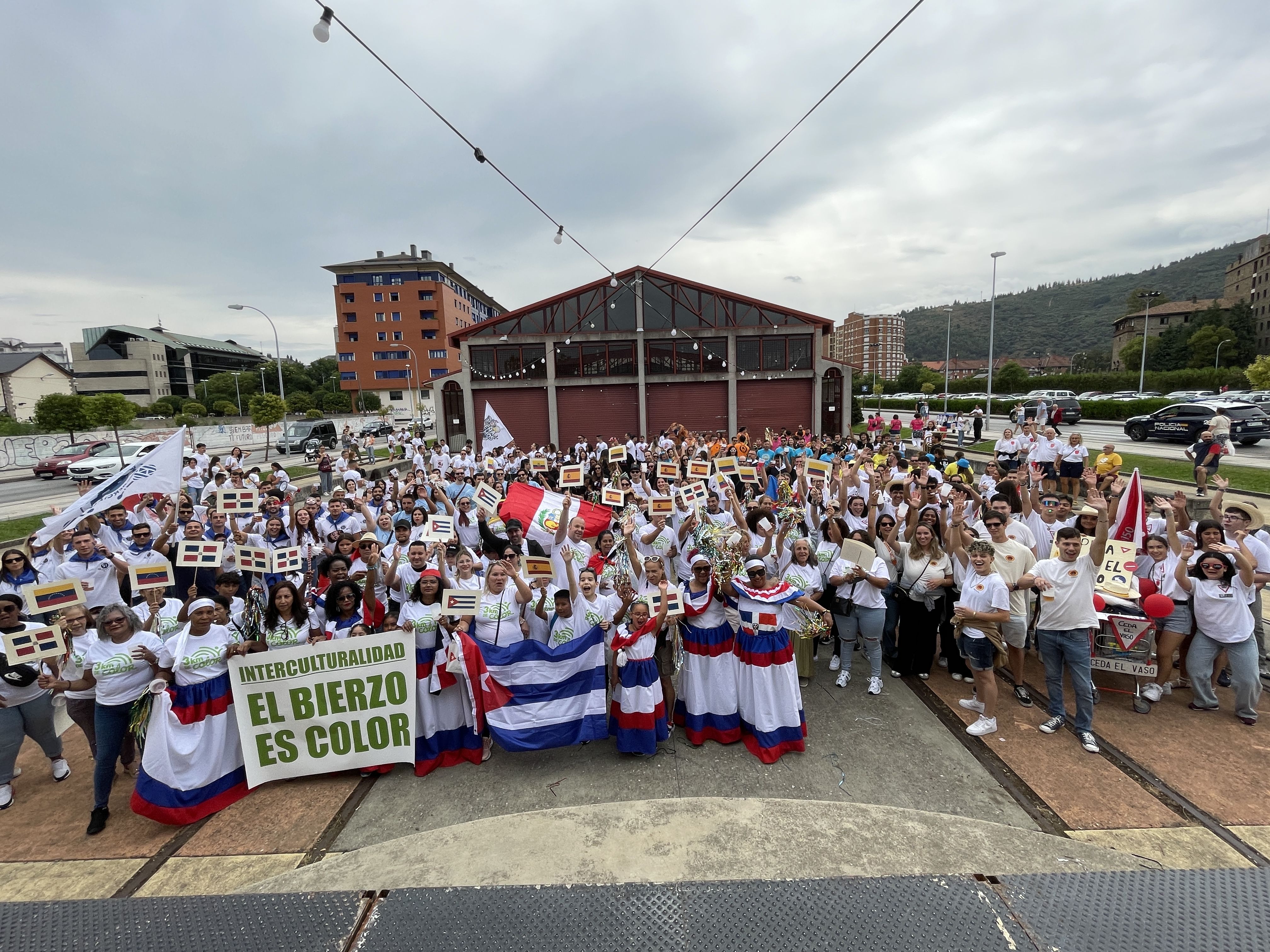 Encuentro de las peñas en el Museo del Ferrocarril de Ponferrada. | JAVIER FERNÁNDEZ