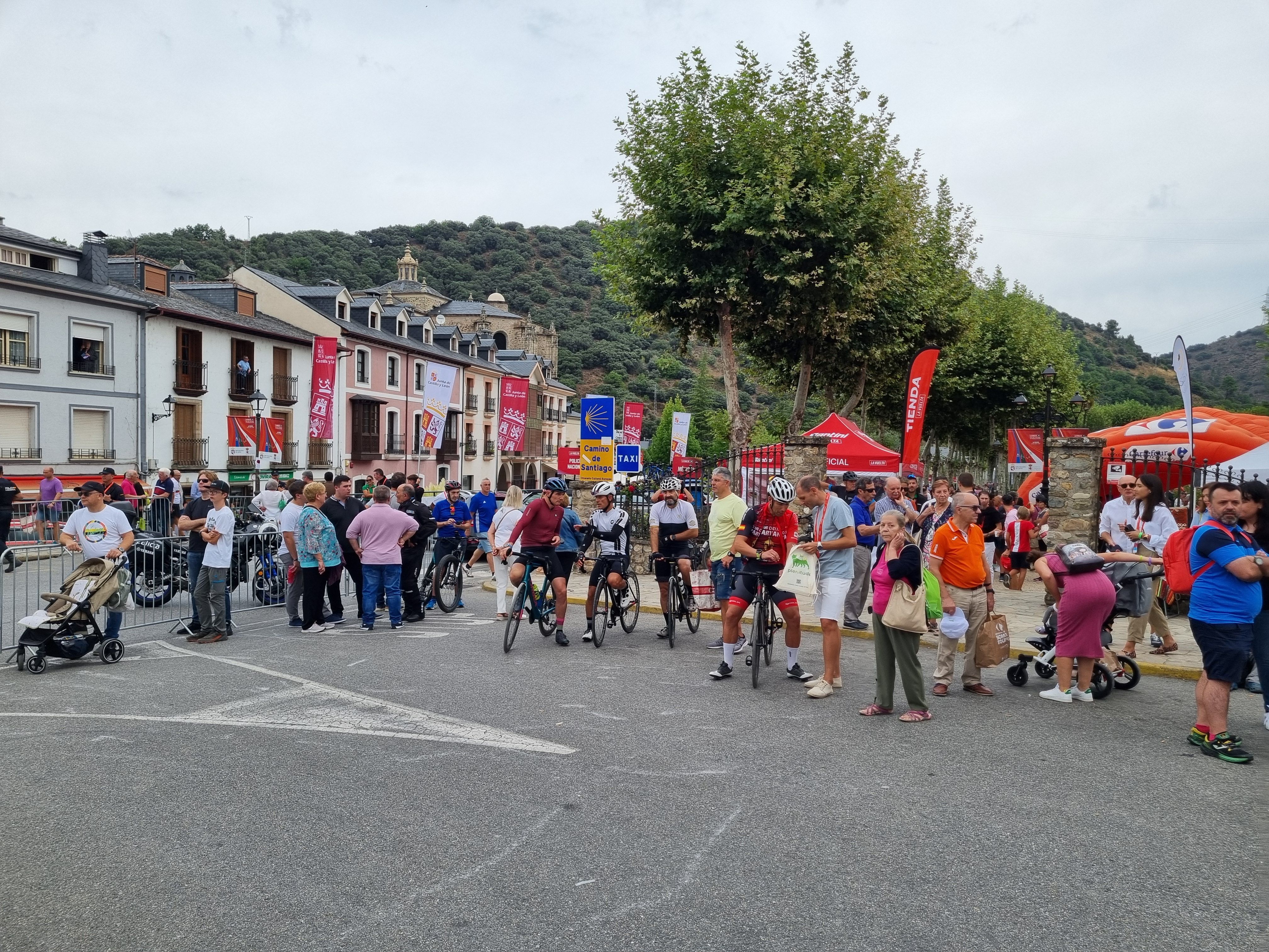 Aficionados con sus inseparables bicicletas