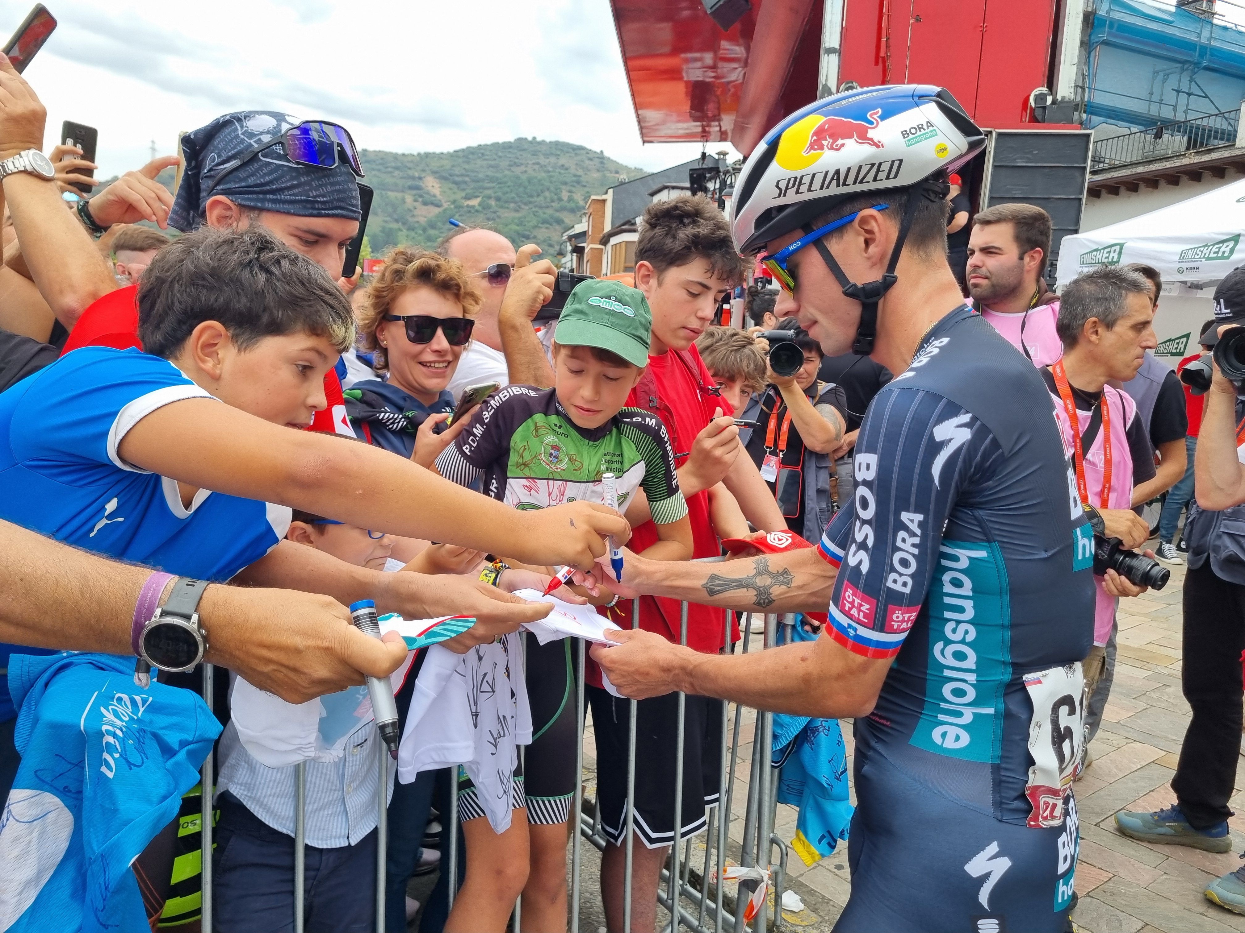 Roglic firmando a los aficionados antes de salir, fue uno de los más reclamados por la gente y de los que más se paró a firmar. | RAÚL FERNÁNDEZ