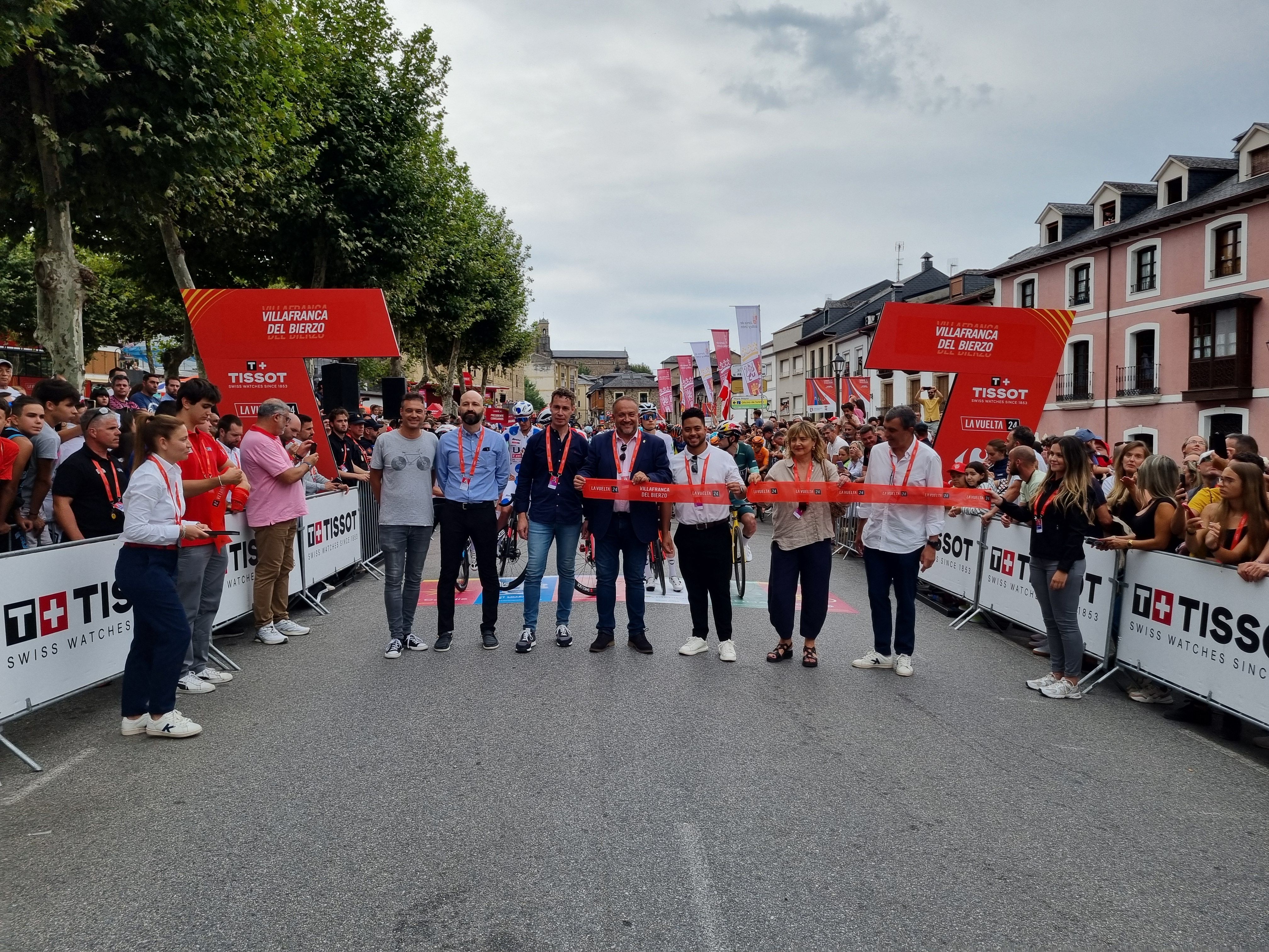 Imagen de la cinta cortada con los representantes de Villablino, Villafranca y la Diputación de León