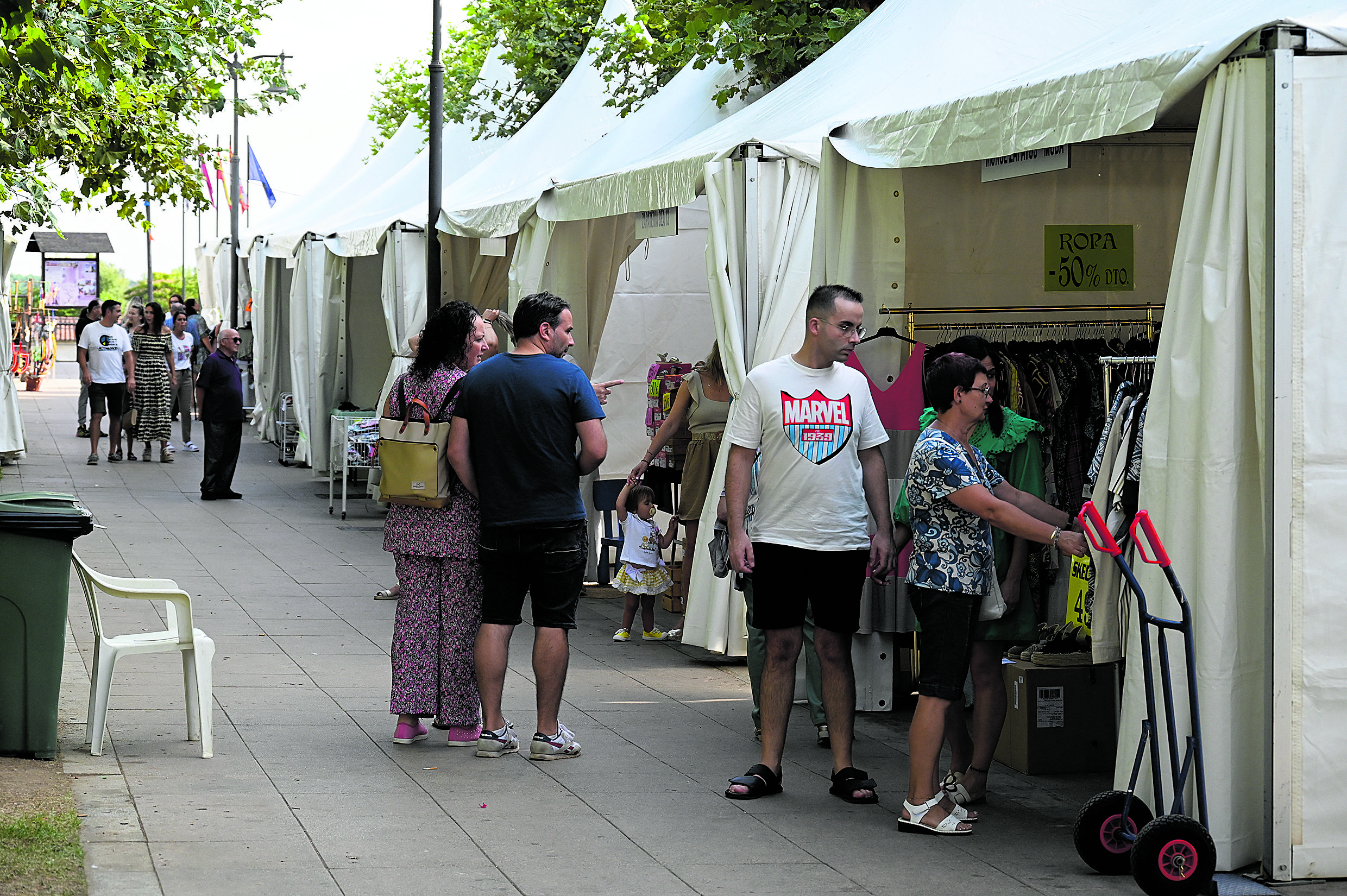 Una decena de expositores participan en esta feria, que permanecerá abierta al público hasta las 22 horas de este domingo en el Jardín de los Patos de Coyanza. | SAÚL ARÉN