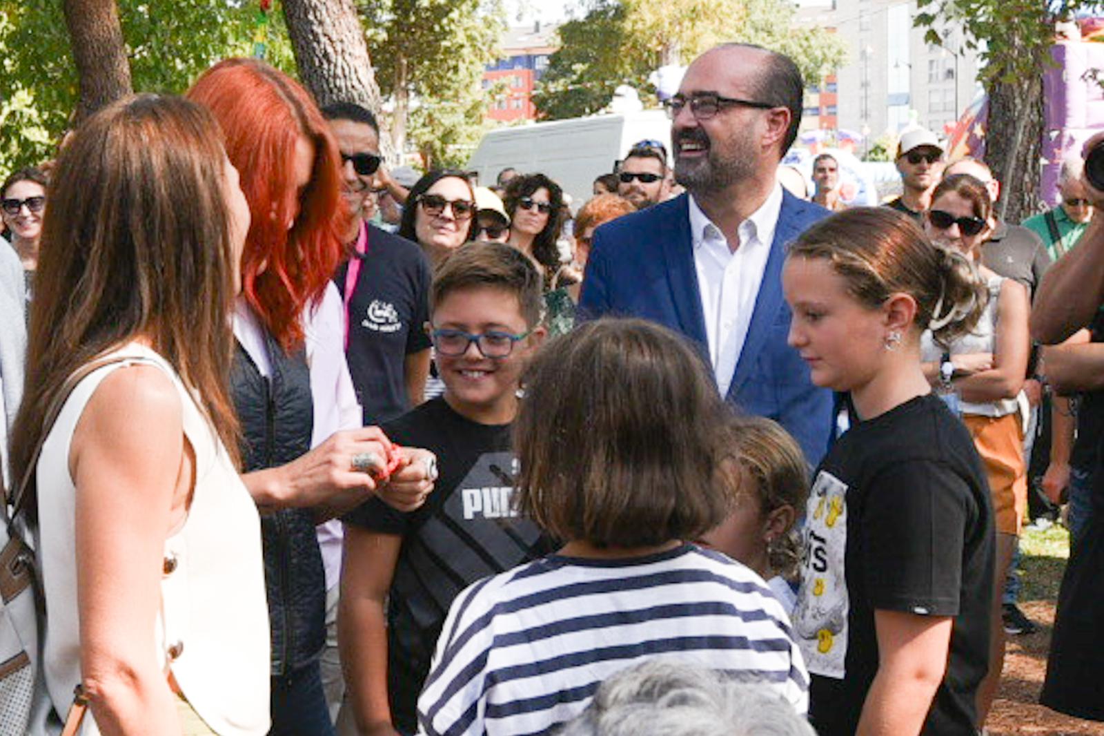 También hubo tiempo de charlar con los niños. | L.N.C.