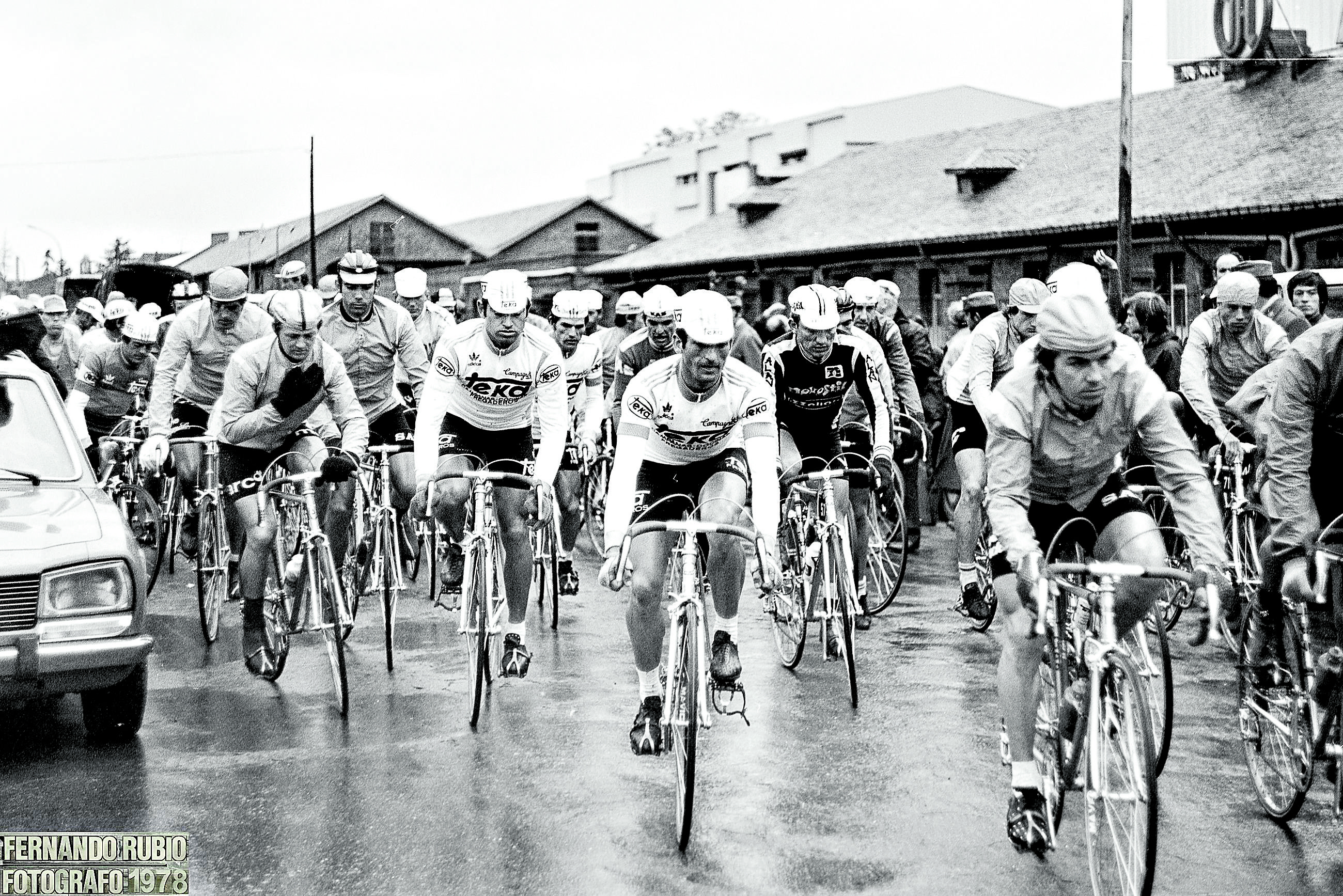 La salida del pelotón, nuevamente desde León, en la cuarta etapa, camino de Valladolid, en el centro el recordado Domingo Perurena. | FERNANDO RUBIO