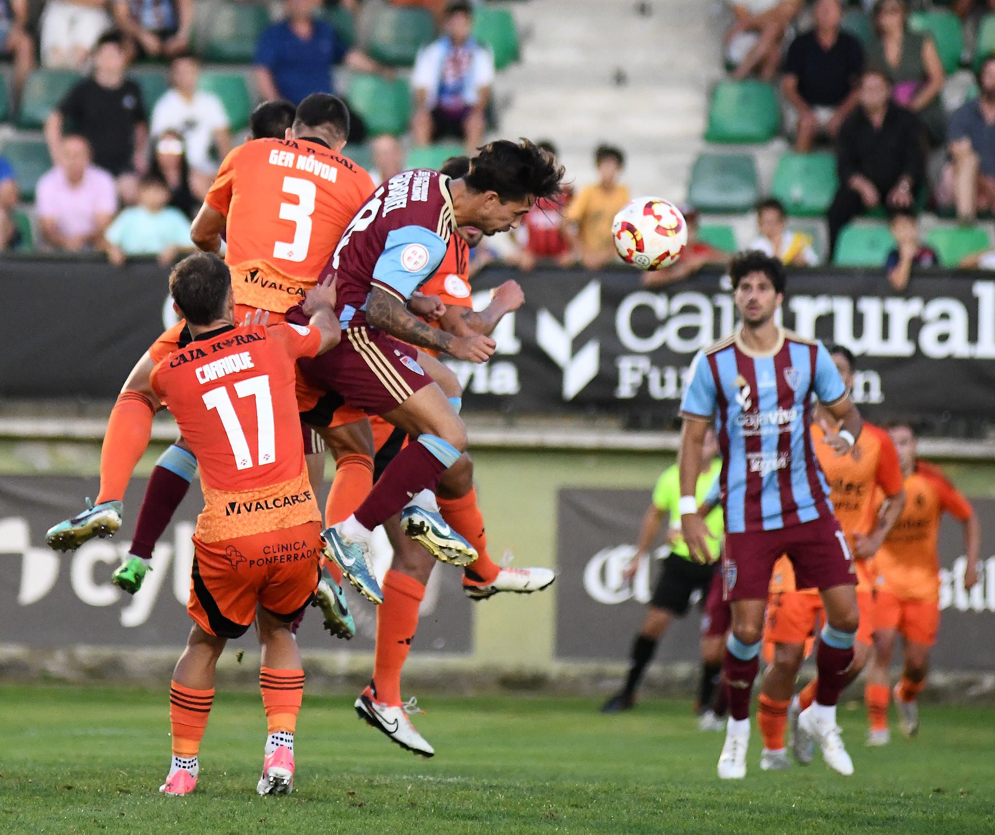 Lance del juego en el partido entre la Deportiva y la Segoviana, el balón parado fue clave | SEGOVIANA