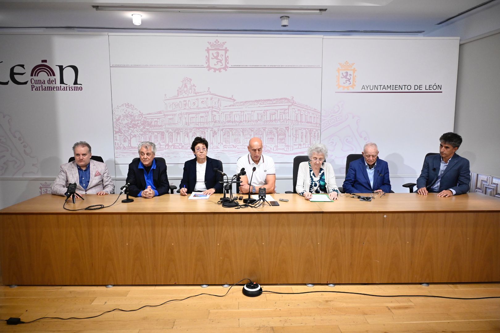 osu de Solaun, Bruno Aprea, Elena Aguado, José Antonio Diez, Margarita Morais, Joaquín Soriano y Héctor Sánchez en la presentación del XX Curso para pianistas, directores y JOL. | SAÚL ARÉN