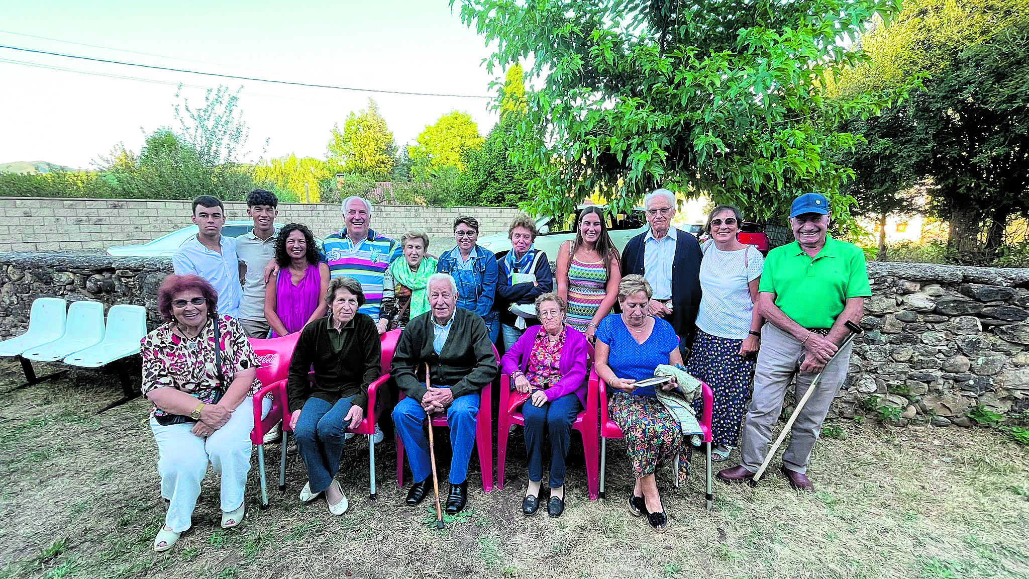 La joven autora Paula Pérez Presa con sus familiares en la presentación del libro ‘A pesar de la guerra’ en La Cándana de Curueño.