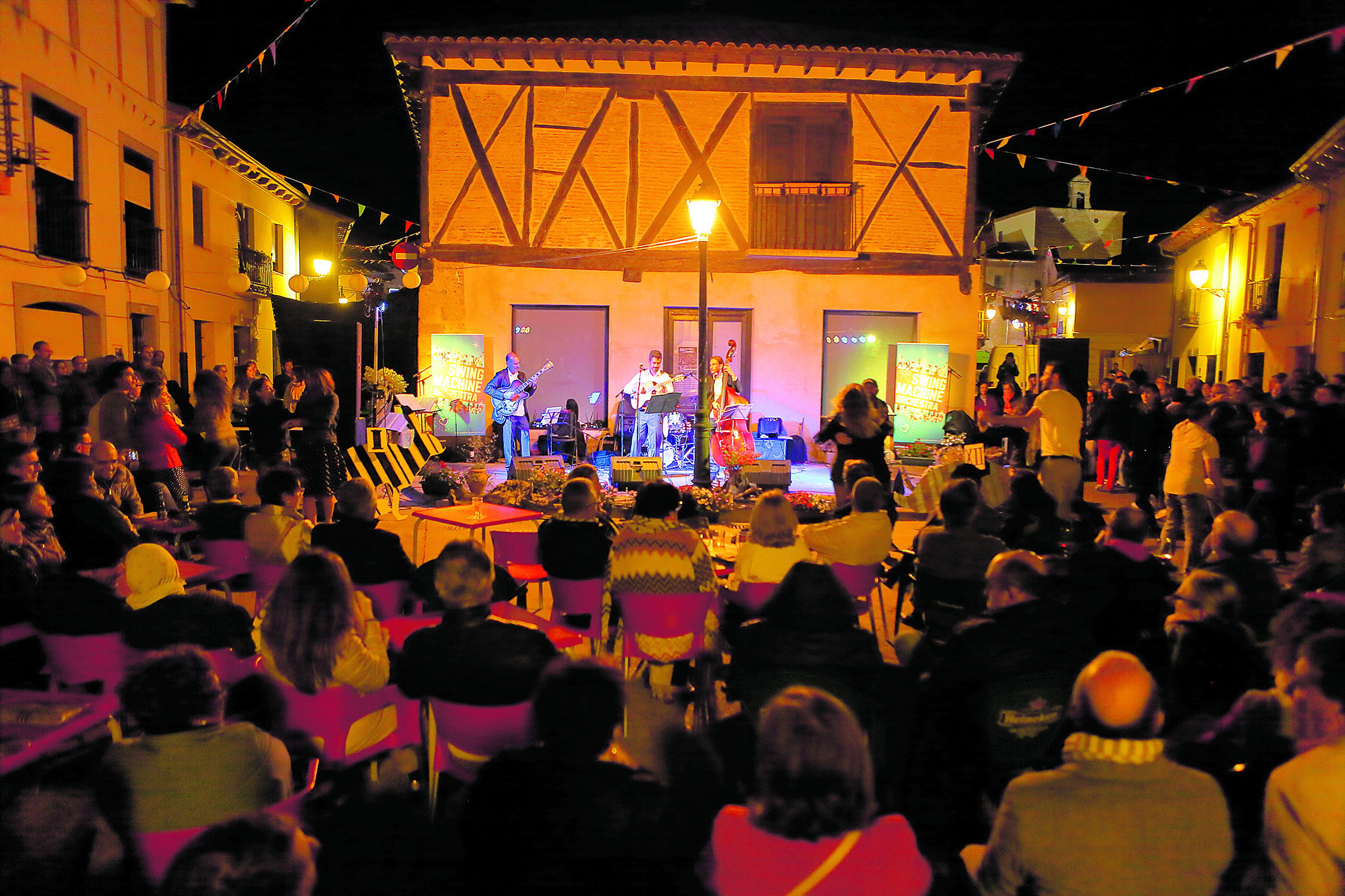 Concierto con numeroso público de una edición pasada del Villamajazz. L.N.C.