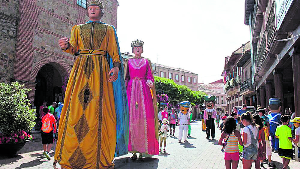 No faltará el desfile de Gigantes y Cabezudos, acompañados por los Dulzaineros Parameseses. | TG