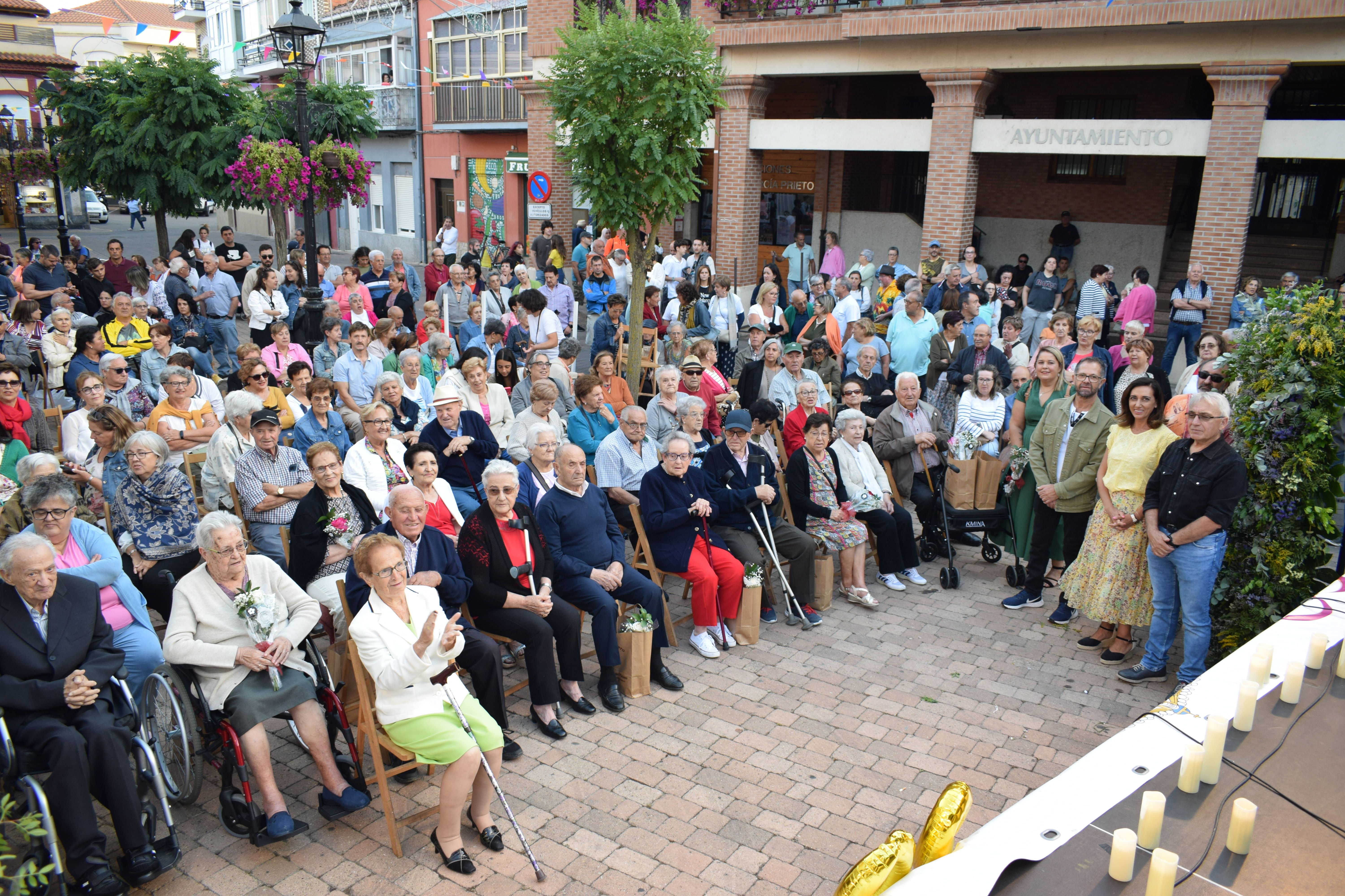 Foto de familia de todos los homenajeados, en primera familia, junto a Gallego, Reñones y otros concejales a la derecha. | A. RODRÍGUEZ