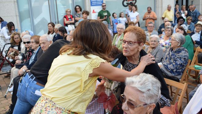 Gallego entregando un ramo de flores a María Teresa Fernández Llanes, una de las homenajeadas. | A. RODRÍGUEZ