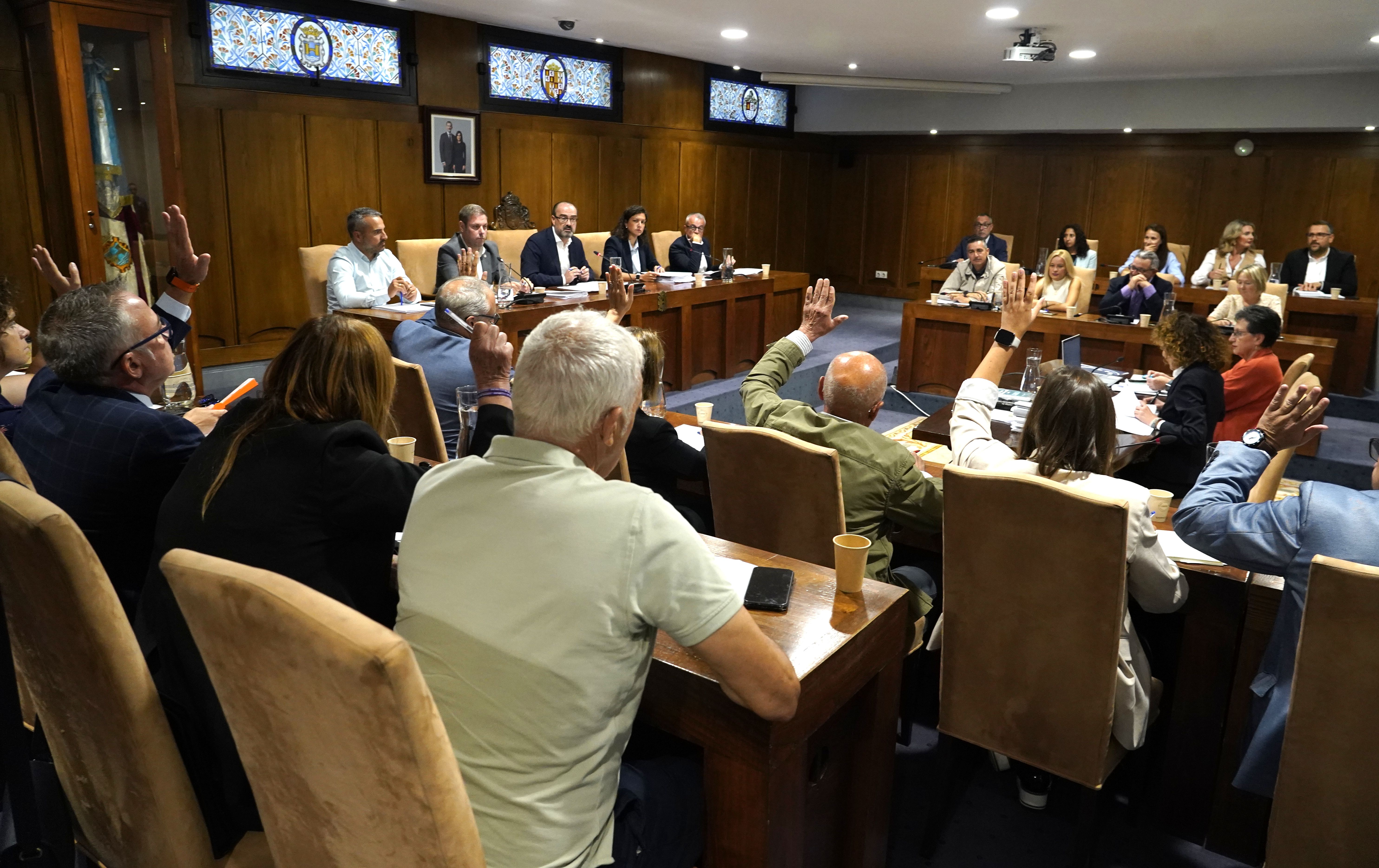 Momentos del pleno en Ponferrada. | ICAL