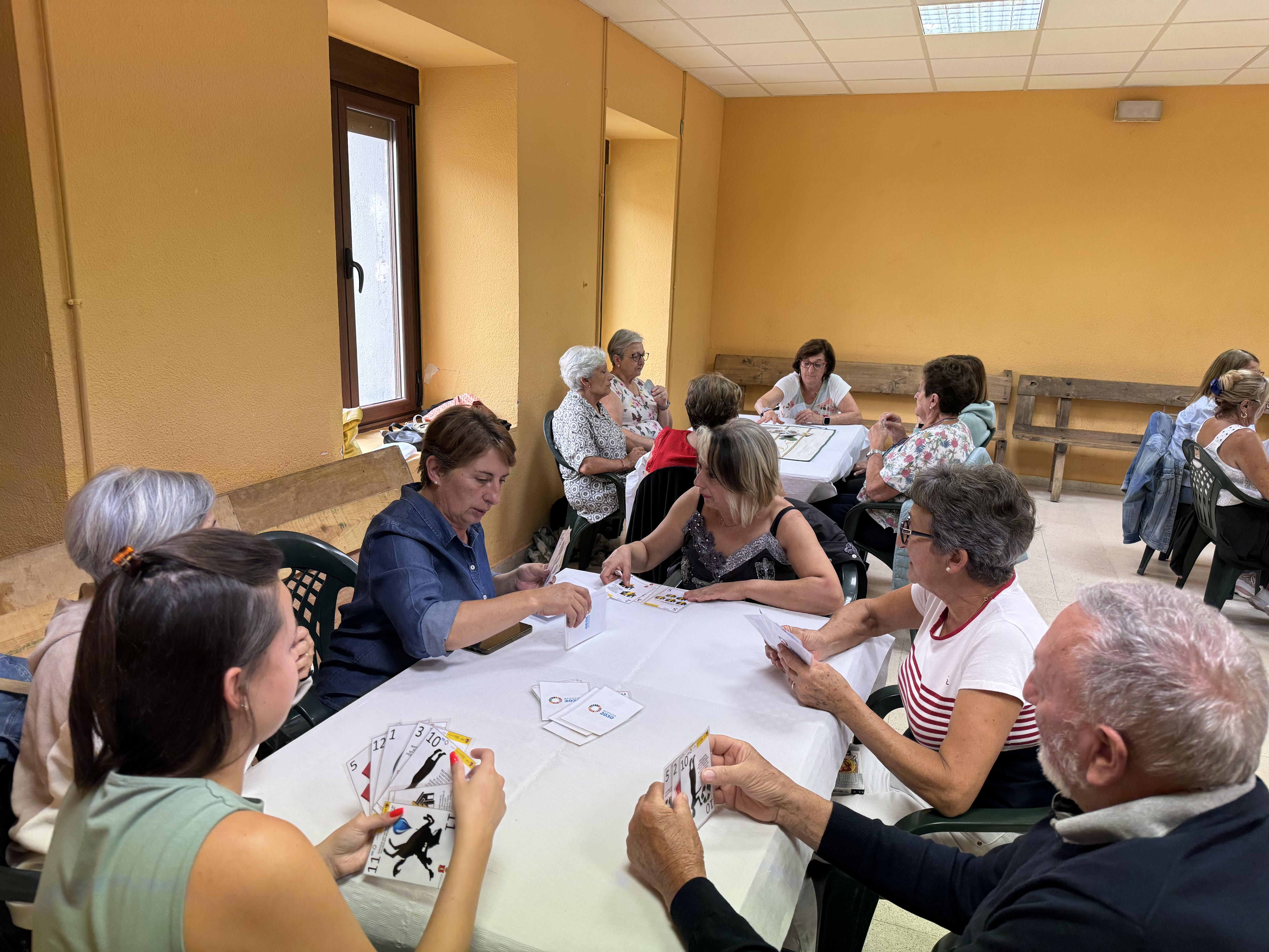 Un grupo de mujeres jugando a la brisca de los ODS en Murias de Paredes. | L.N.C.