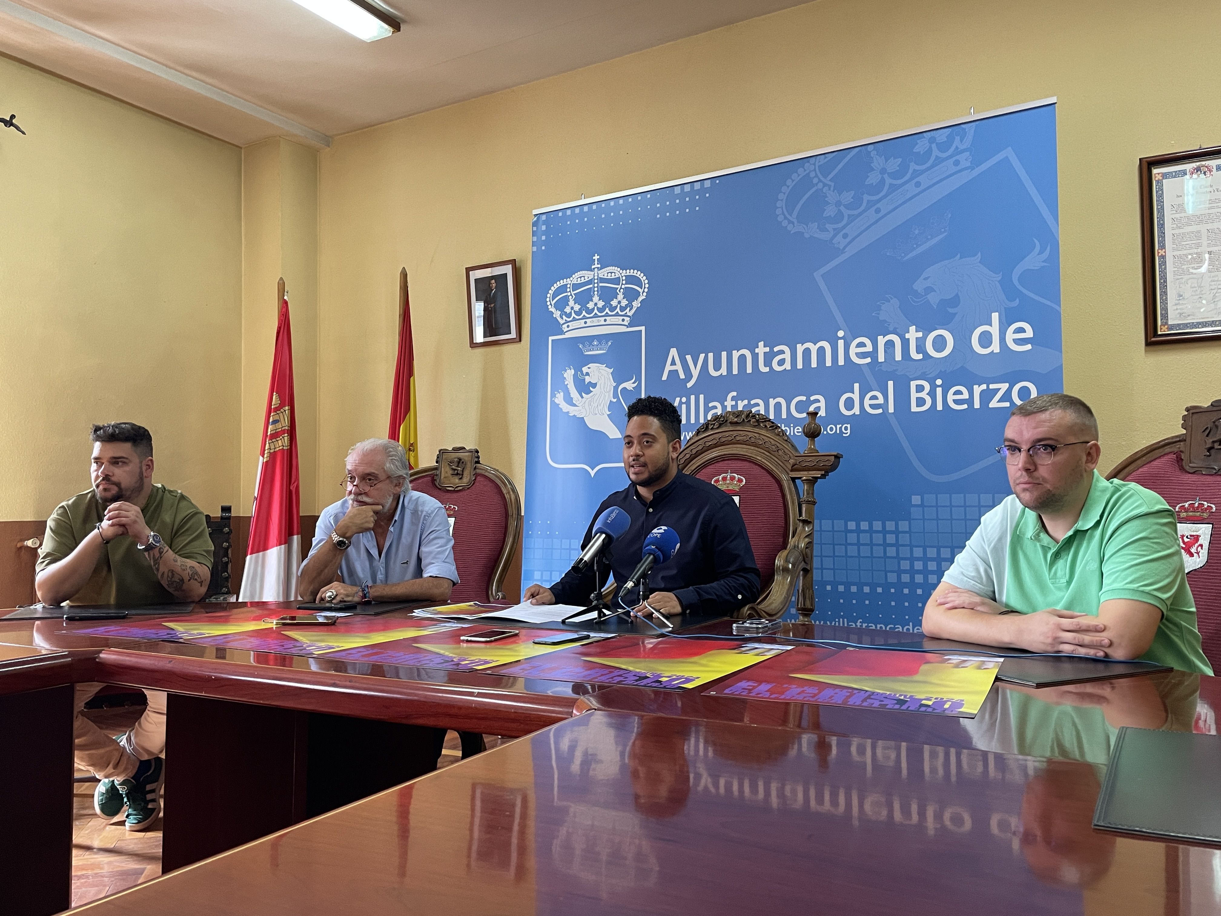 Presentación del programa de las fiestas en el Ayuntamiento de Villafranca. | JAVIER FERNÁNDEZ