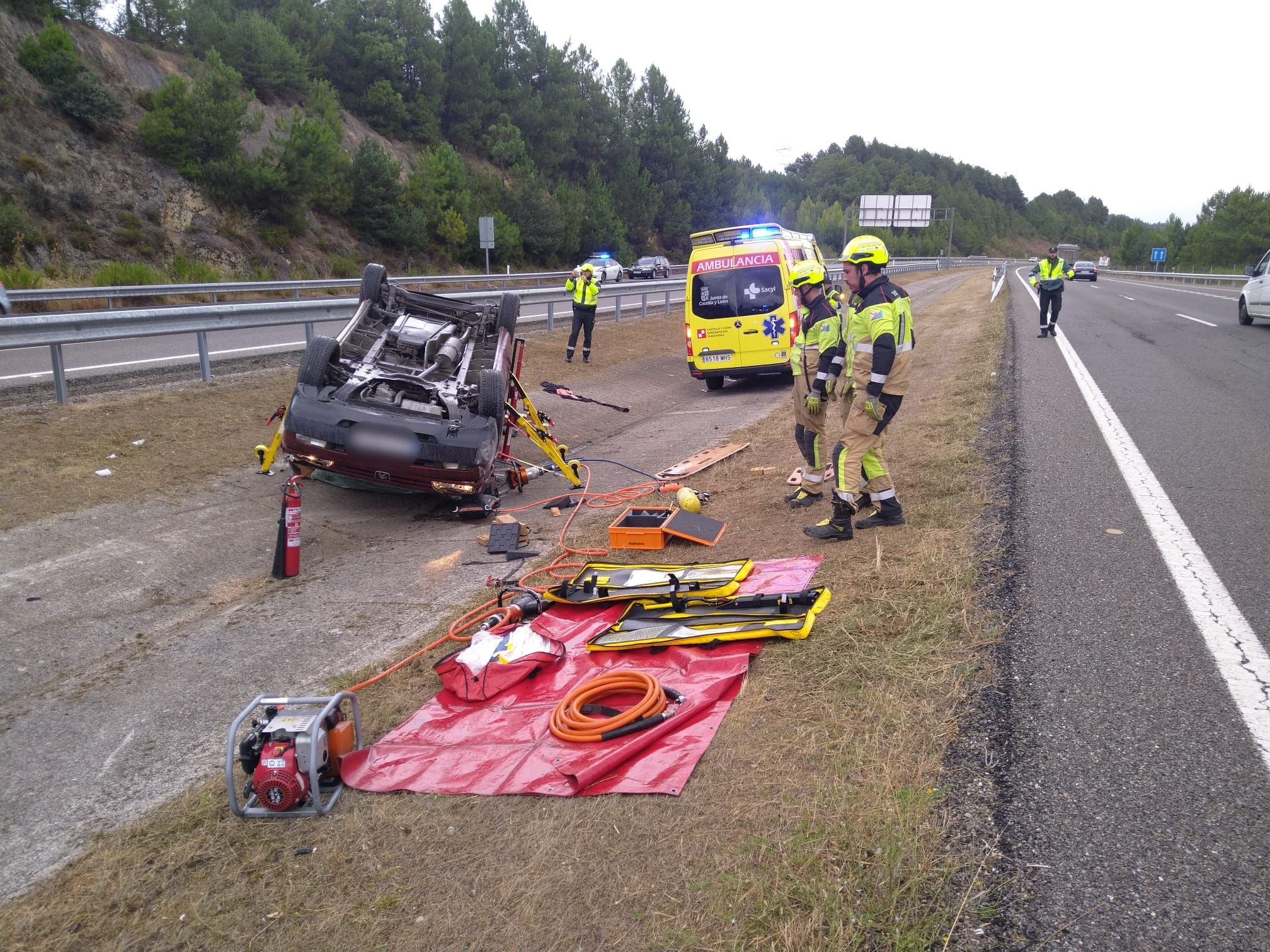 El vuelco total dificultó las tareas para los Bomberos. | BOMBEROS PONFERRADA